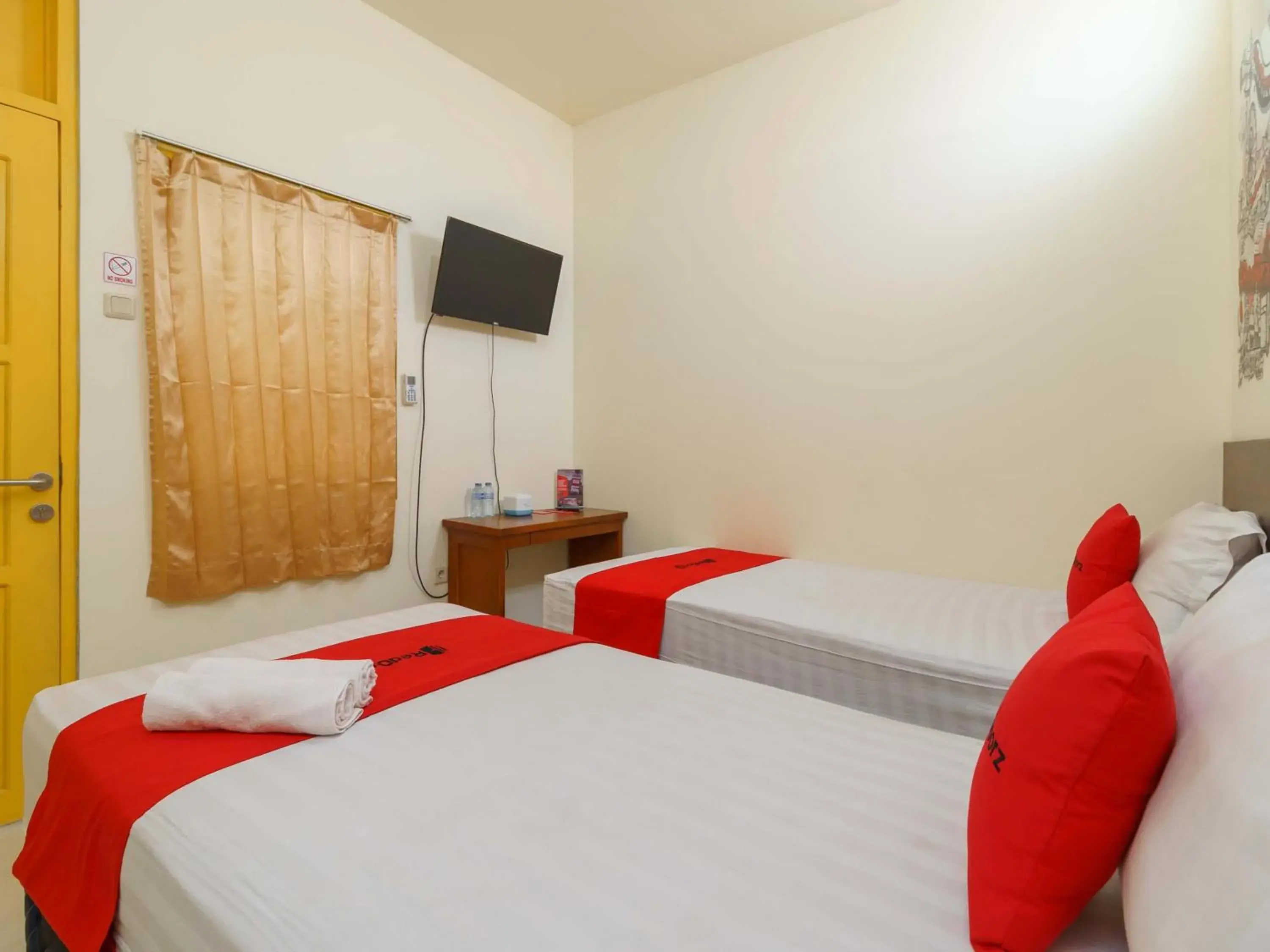 Bedroom, Bed in RedDoorz @ Tanjung Duren Bedroom, Bed in RedDoorz @ Tanjung Duren