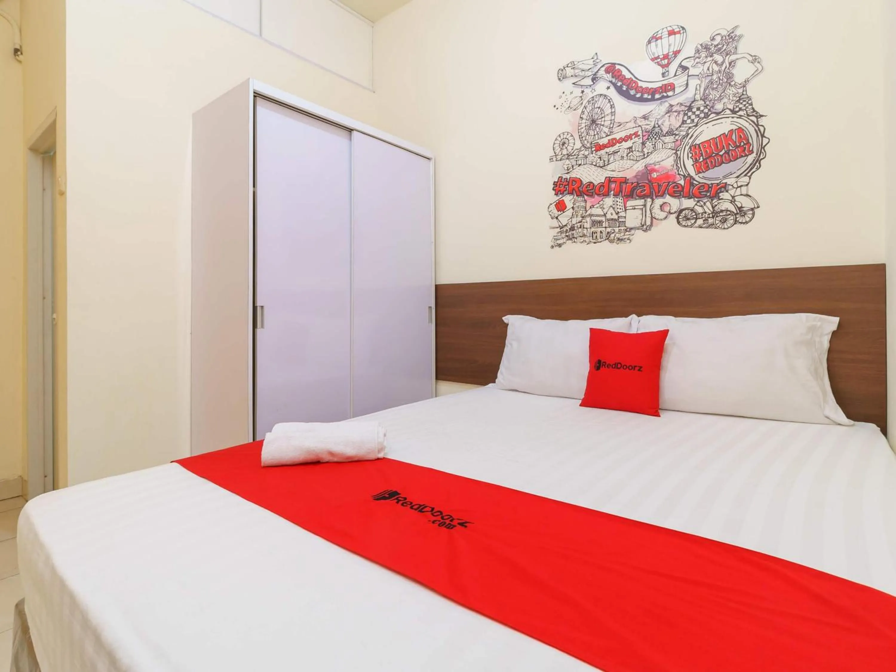 Bedroom, Bed in RedDoorz @ Tanjung Duren