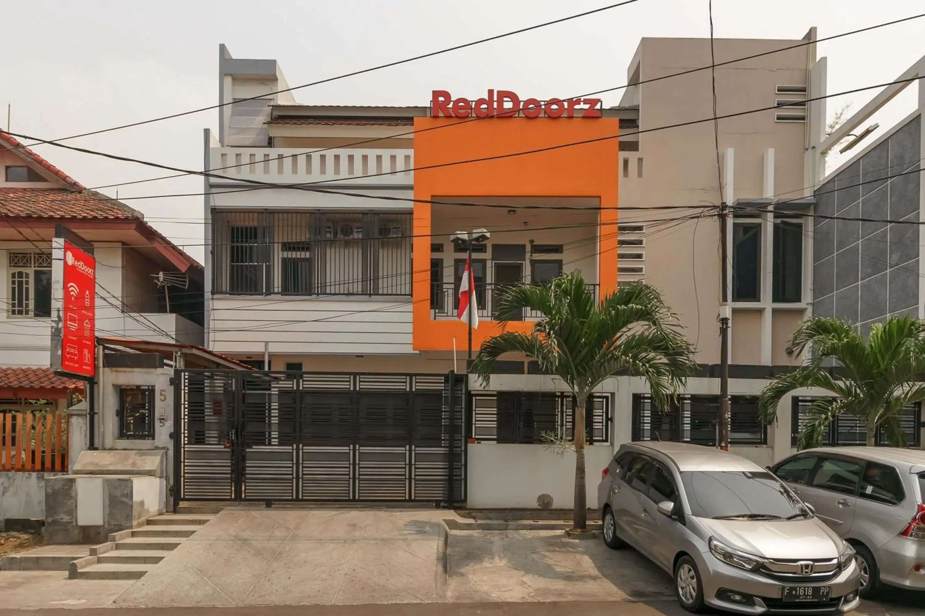 Facade/entrance in RedDoorz @ Tanjung Duren Facade/entrance in RedDoorz @ Tanjung Duren