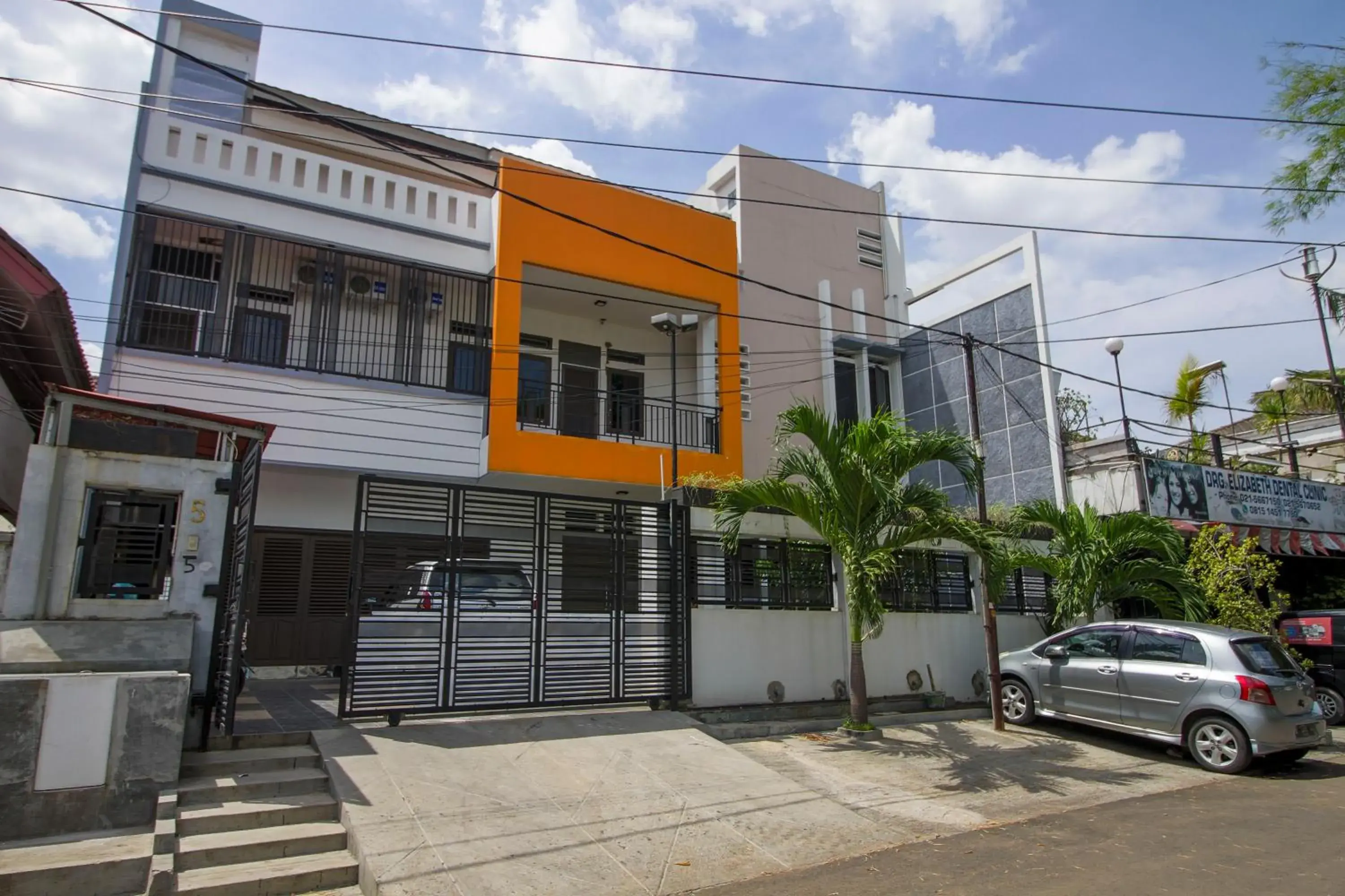 Property building in RedDoorz @ Tanjung Duren Property building in RedDoorz @ Tanjung Duren