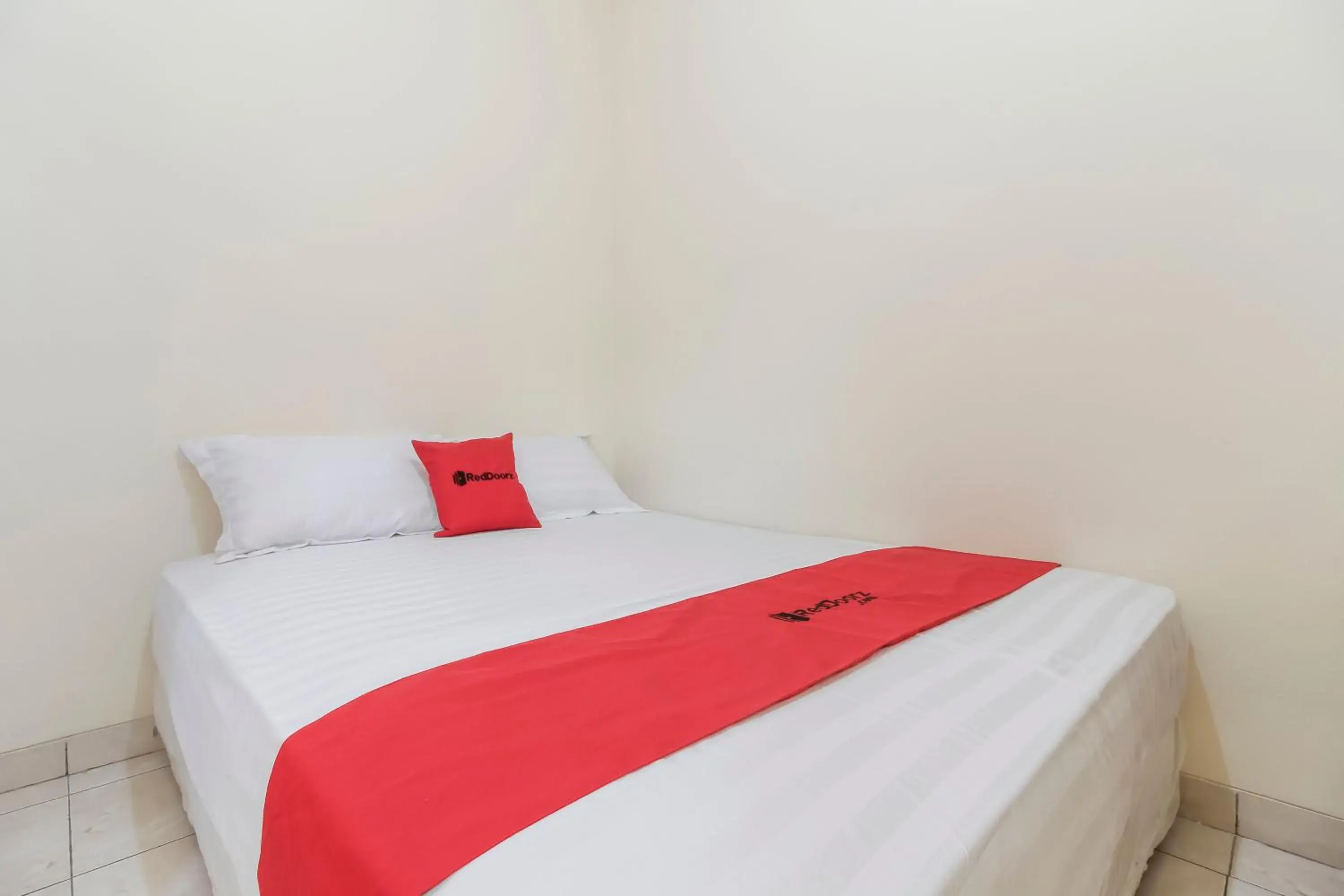 Bedroom, Bed in RedDoorz @ Tanjung Duren Bedroom, Bed in RedDoorz @ Tanjung Duren