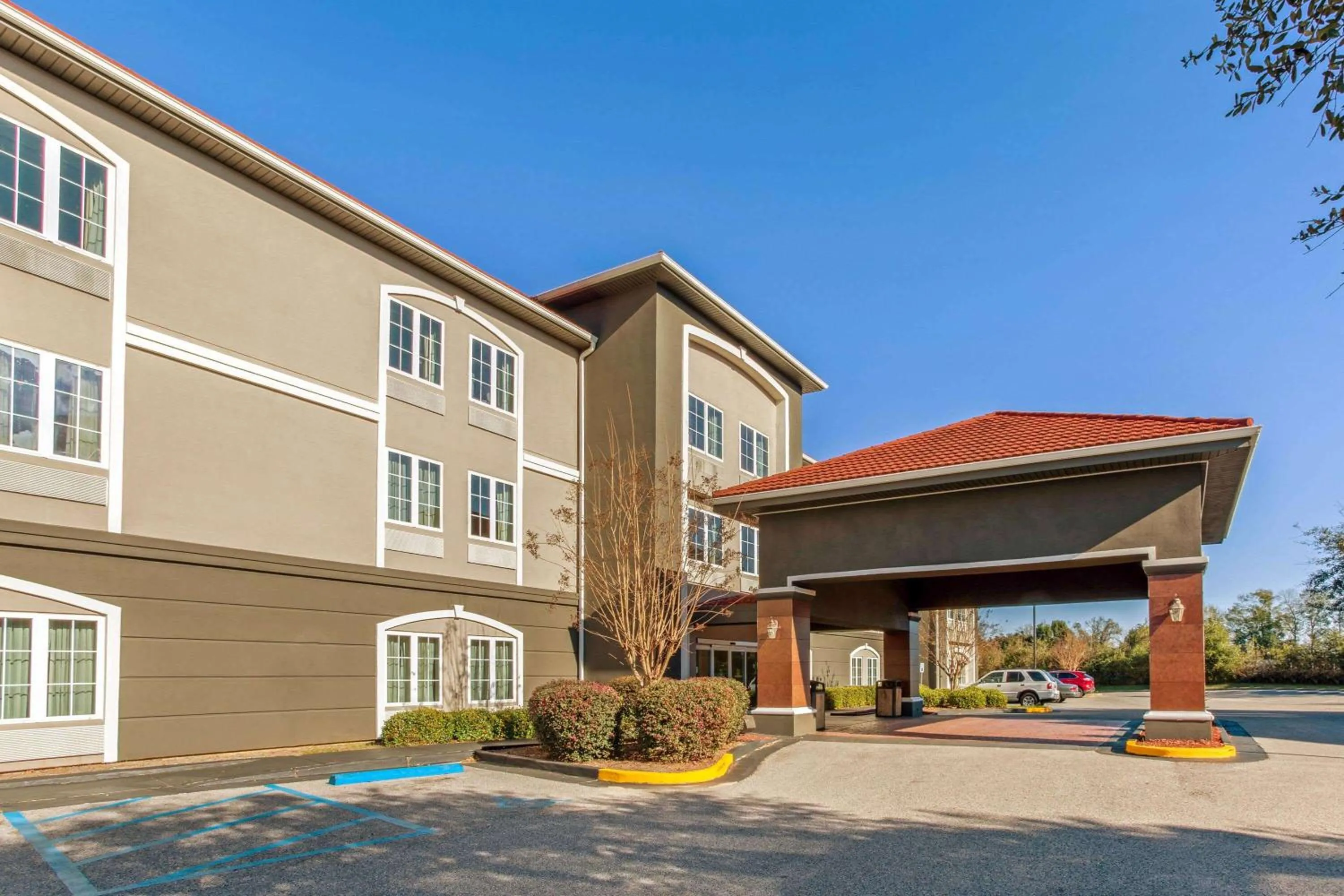 Property building in Stay Express Inn & Suites - Mobile, AL