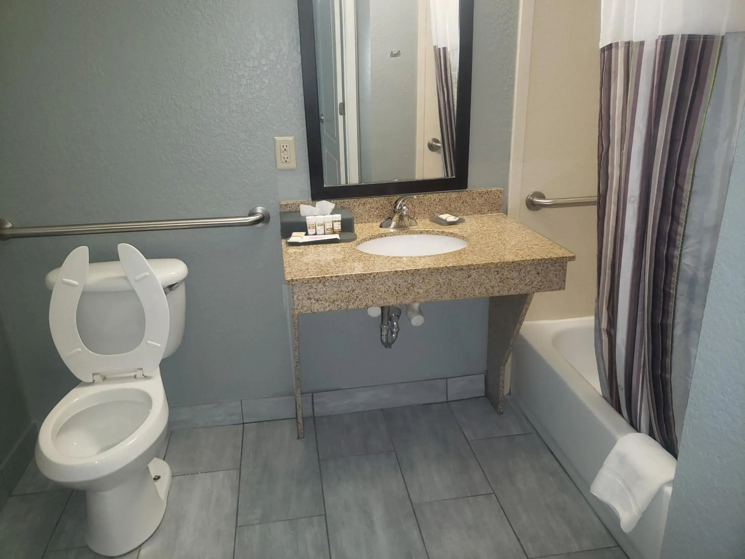 Deluxe King Room - Mobility Access/Non-Smoking in Stay Express Inn & Suites - Mobile, AL Deluxe King Room - Mobility Access/Non-Smoking in Stay Express Inn & Suites - Mobile, AL