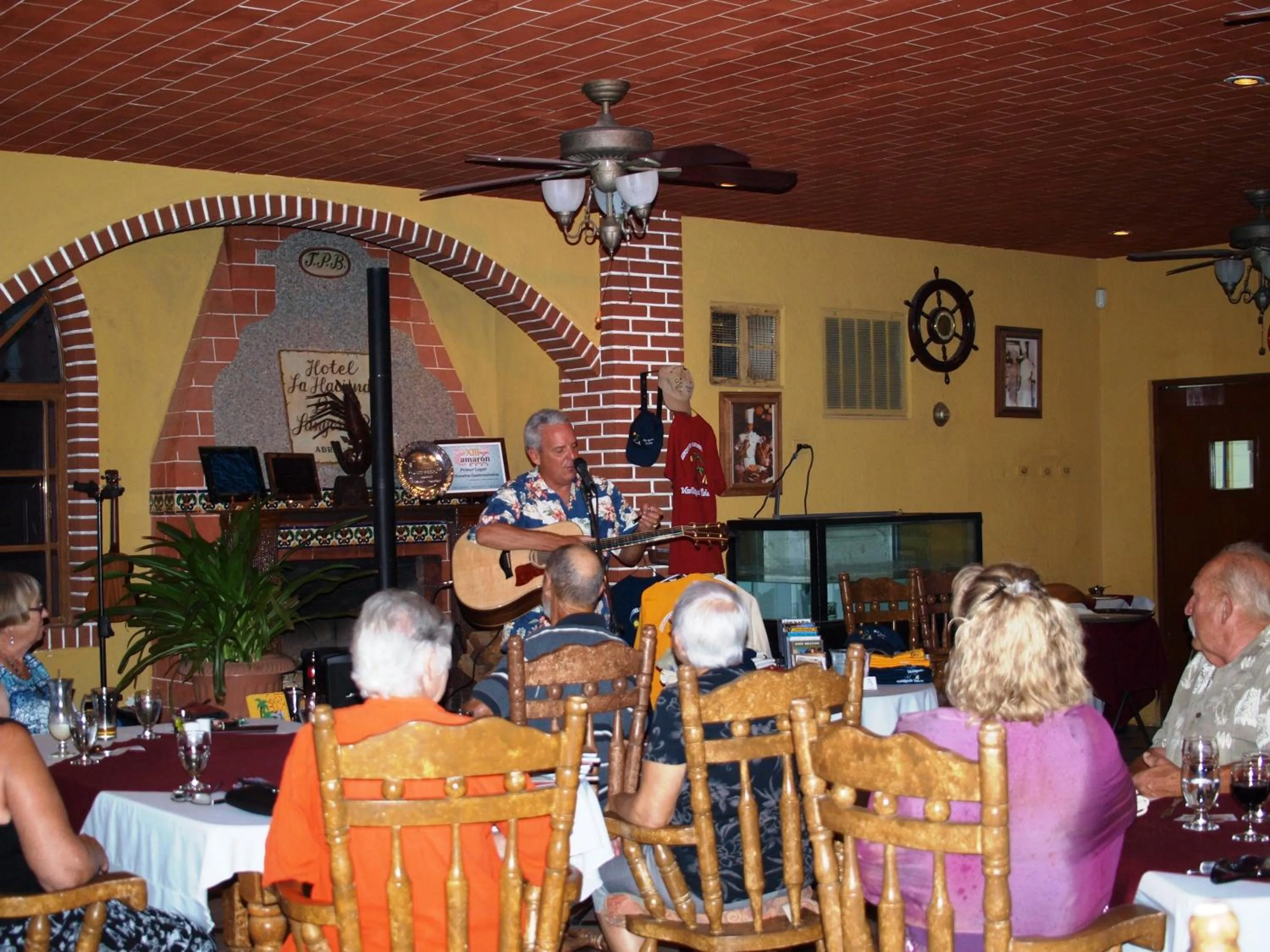 People in Hotel La Hacienda de la Langosta Roja