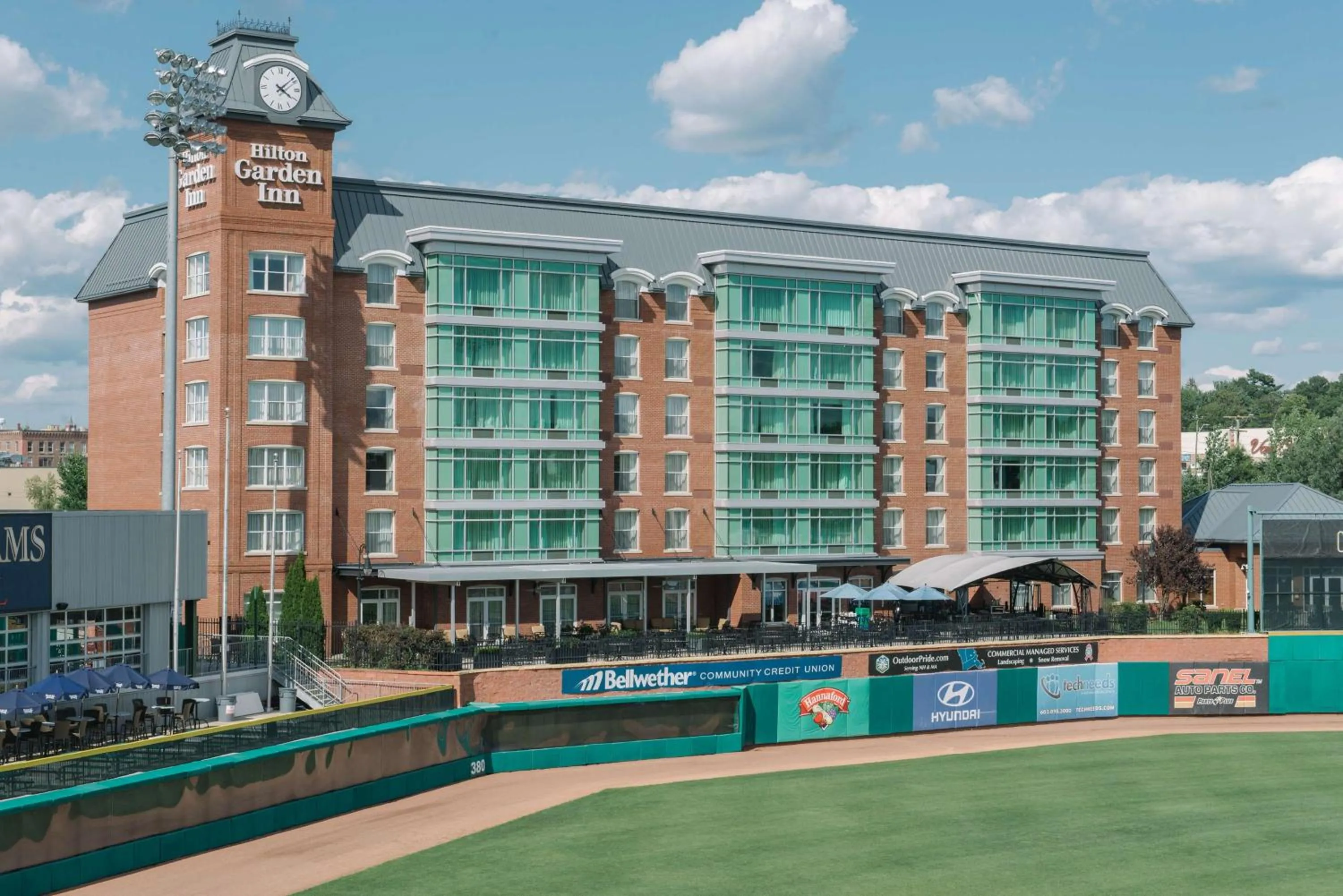 Property building in Hilton Garden Inn Manchester Downtown