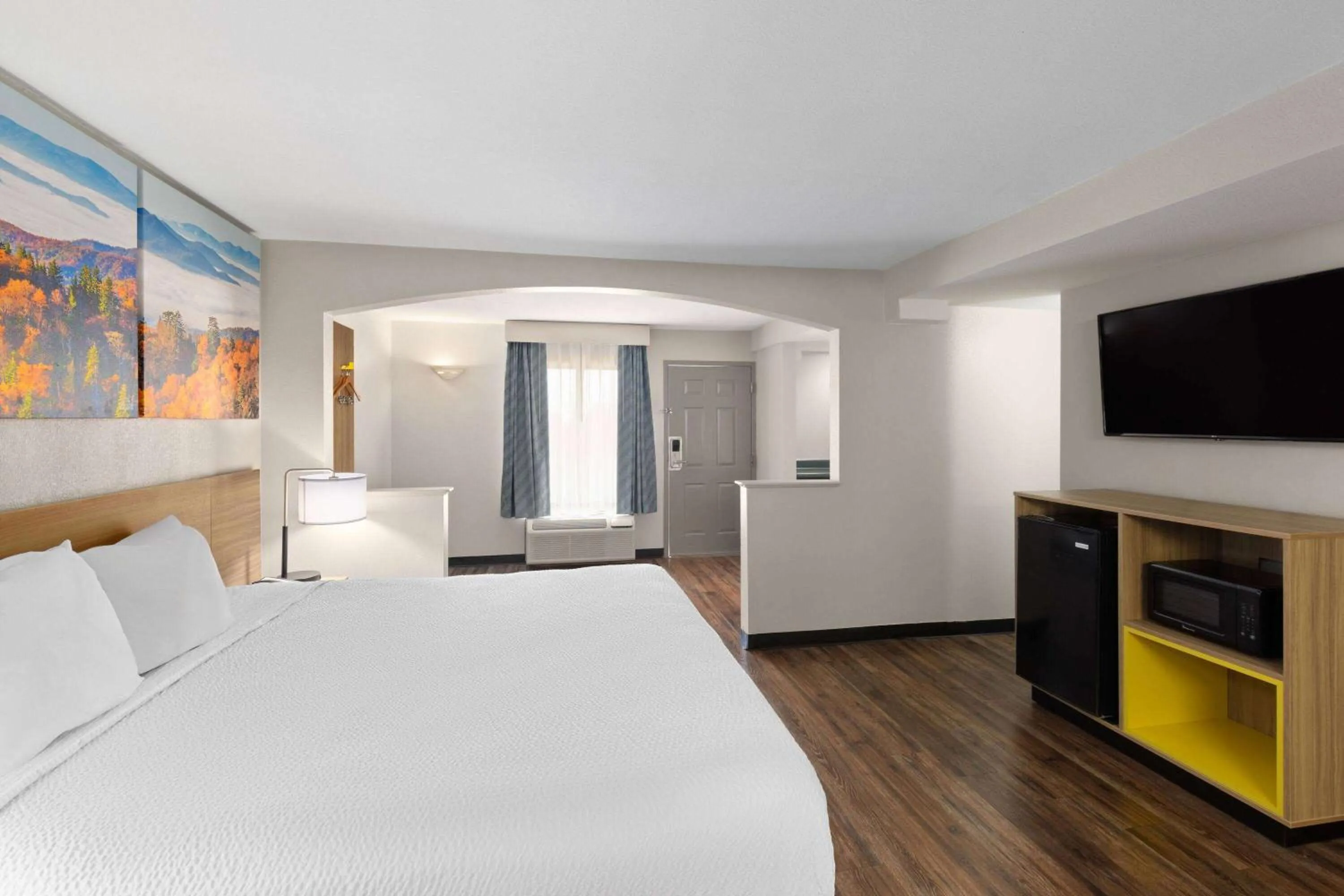 Photo of the whole room, Bed in Days Inn by Wyndham Clarksville North EXIT 4