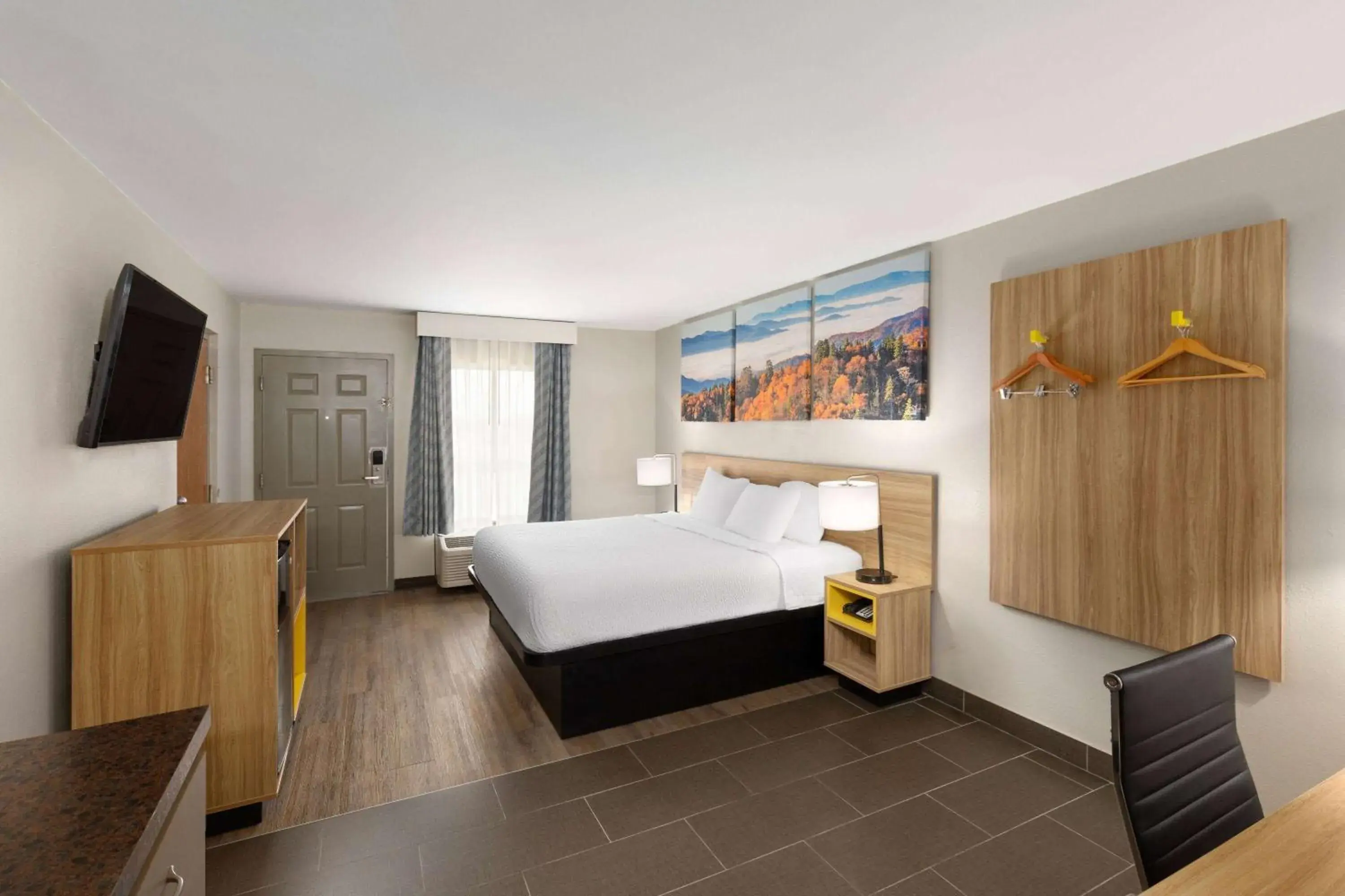 Photo of the whole room, Bed in Days Inn by Wyndham Clarksville North EXIT 4 Photo of the whole room, Bed in Days Inn by Wyndham Clarksville North EXIT 4