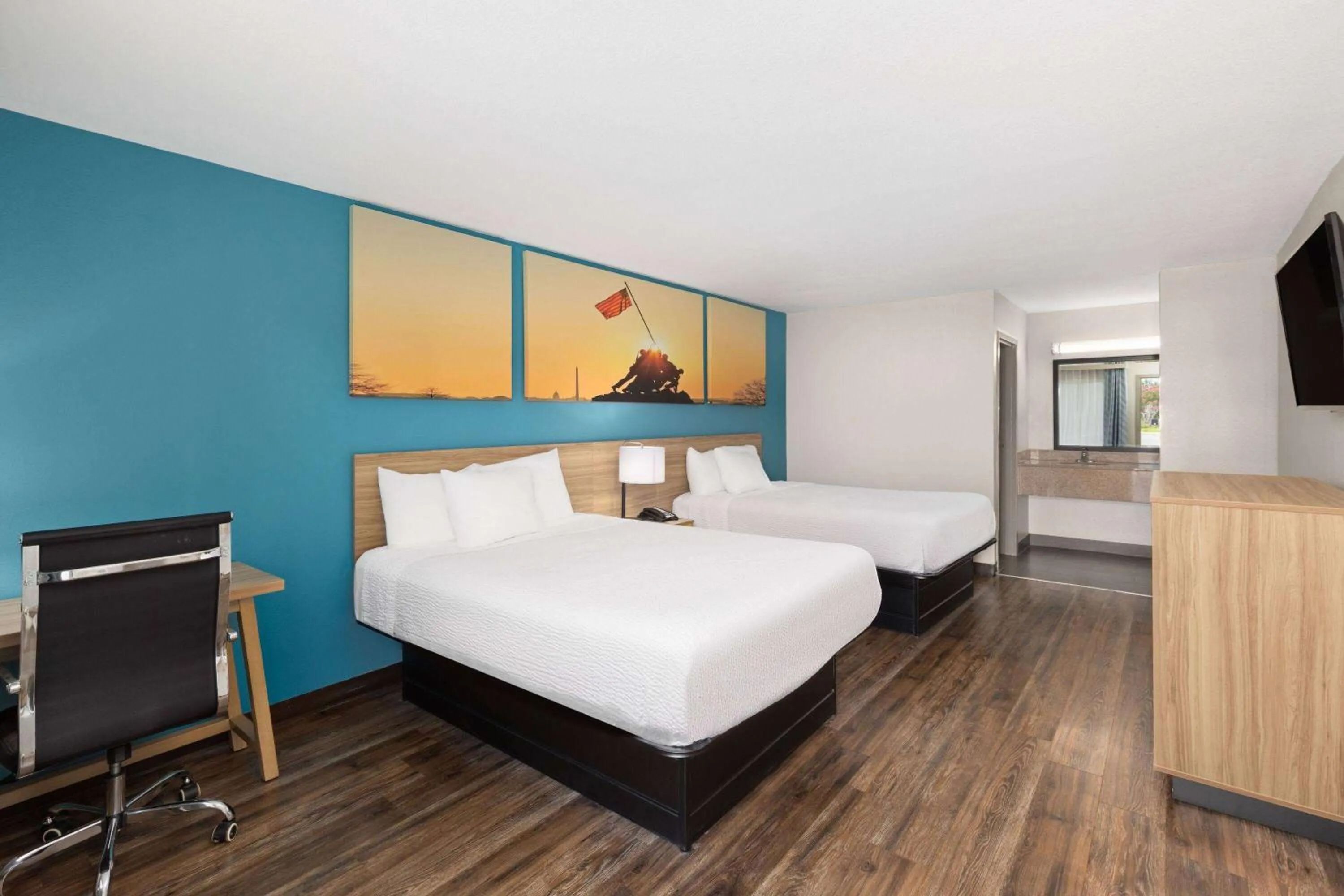 Photo of the whole room, Bed in Days Inn by Wyndham Clarksville North EXIT 4