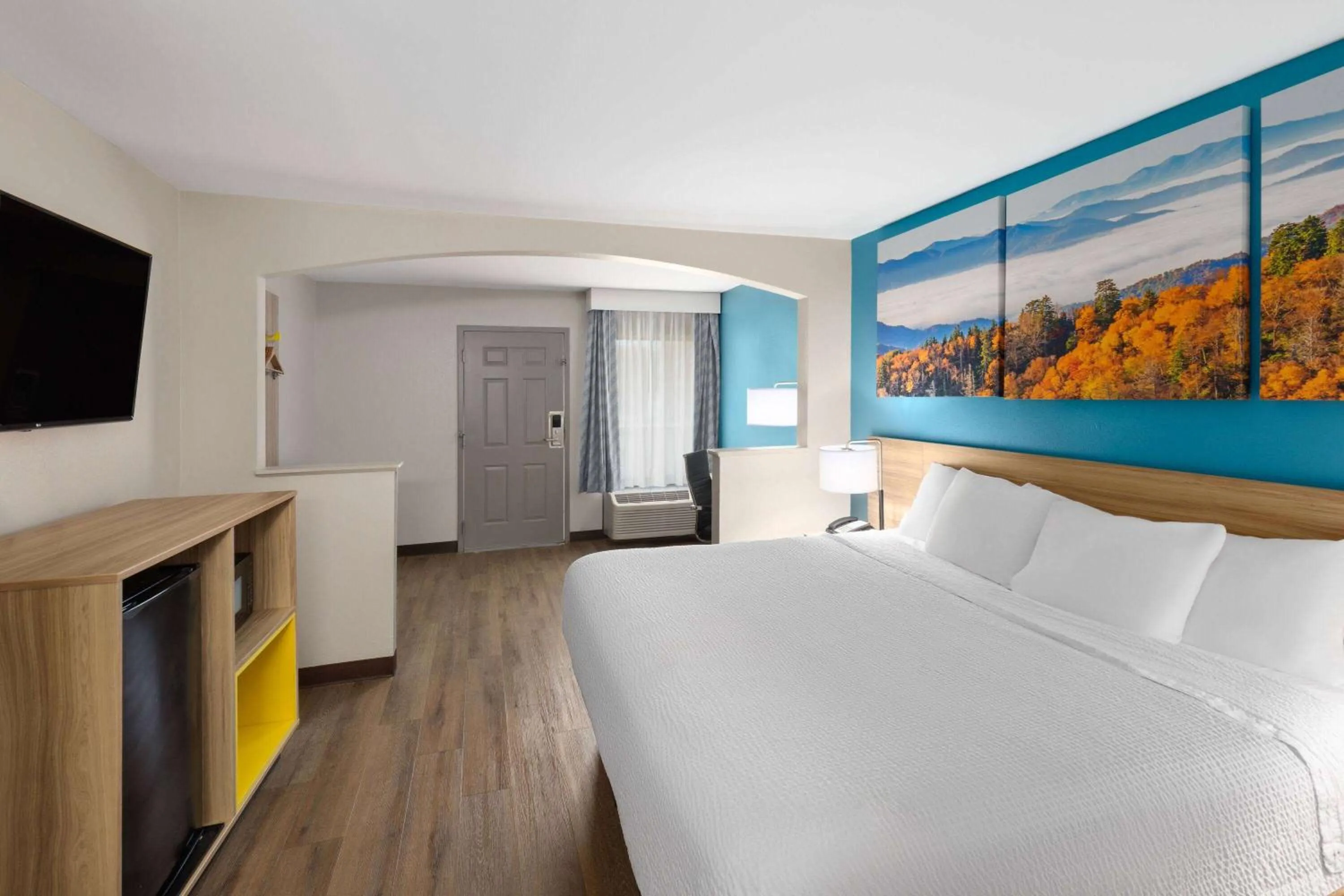 Photo of the whole room, Bed in Days Inn by Wyndham Clarksville North EXIT 4