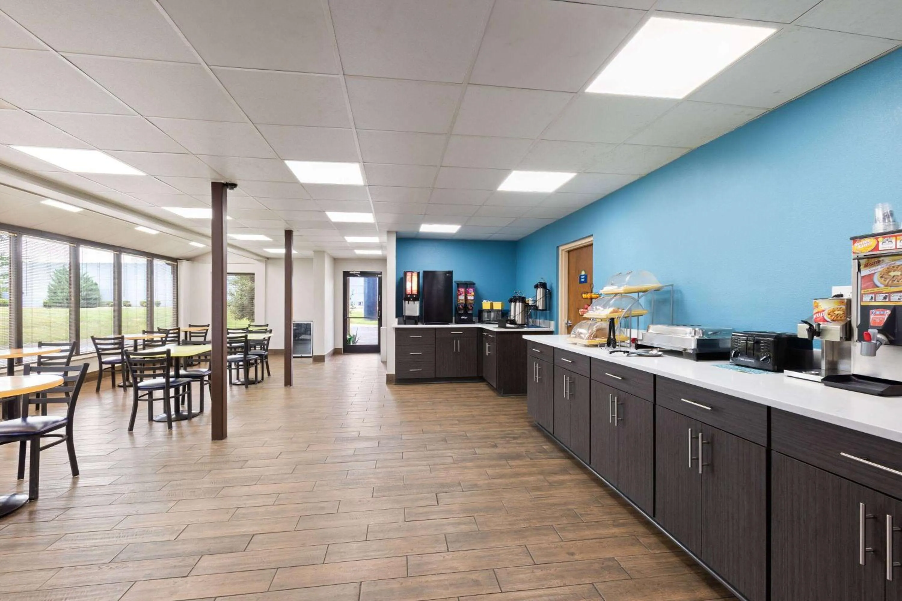 Breakfast in Days Inn by Wyndham Clarksville North EXIT 4