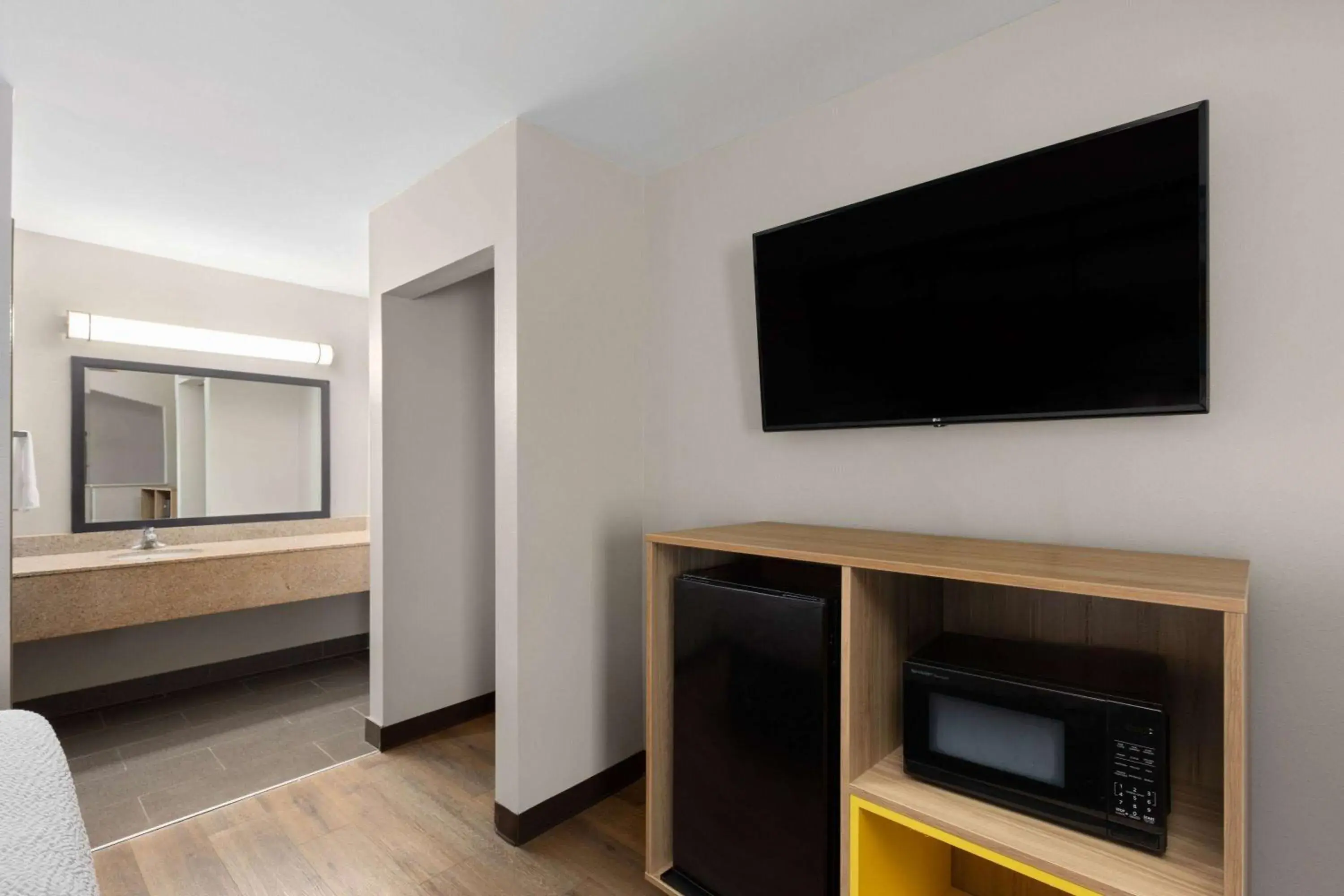 Photo of the whole room in Days Inn by Wyndham Clarksville North EXIT 4 Photo of the whole room in Days Inn by Wyndham Clarksville North EXIT 4