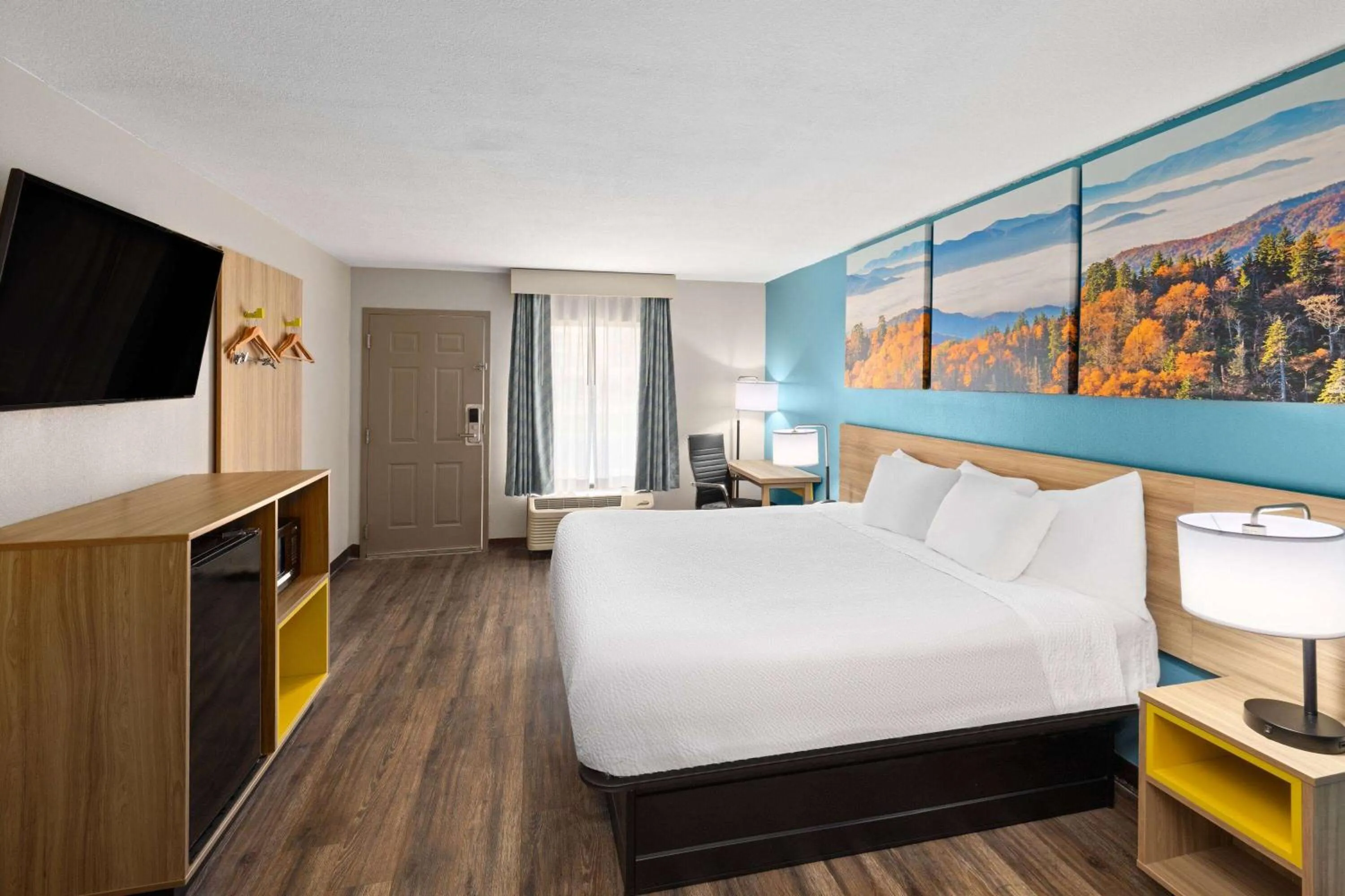 Photo of the whole room, Bed in Days Inn by Wyndham Clarksville North EXIT 4