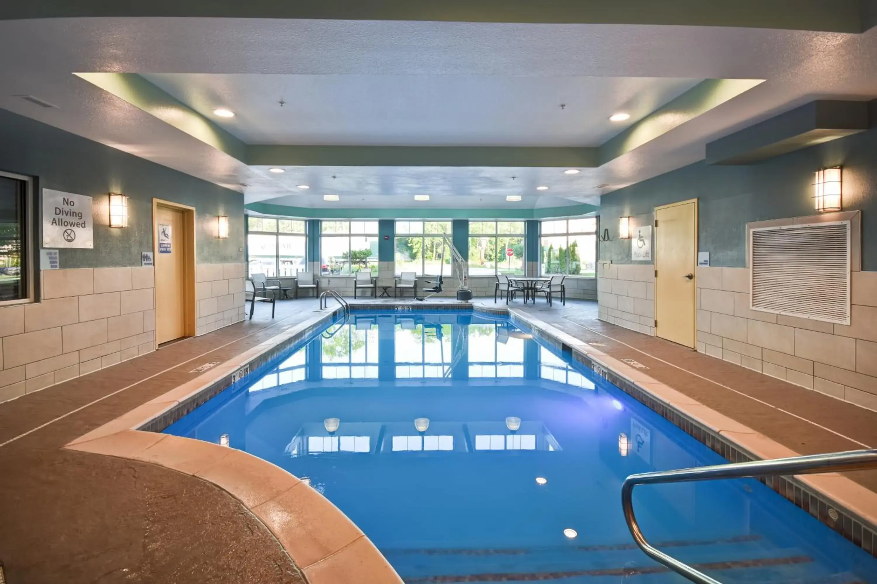 Swimming pool in Holiday Inn Express & Suites Schererville by IHG Swimming pool in Holiday Inn Express & Suites Schererville by IHG