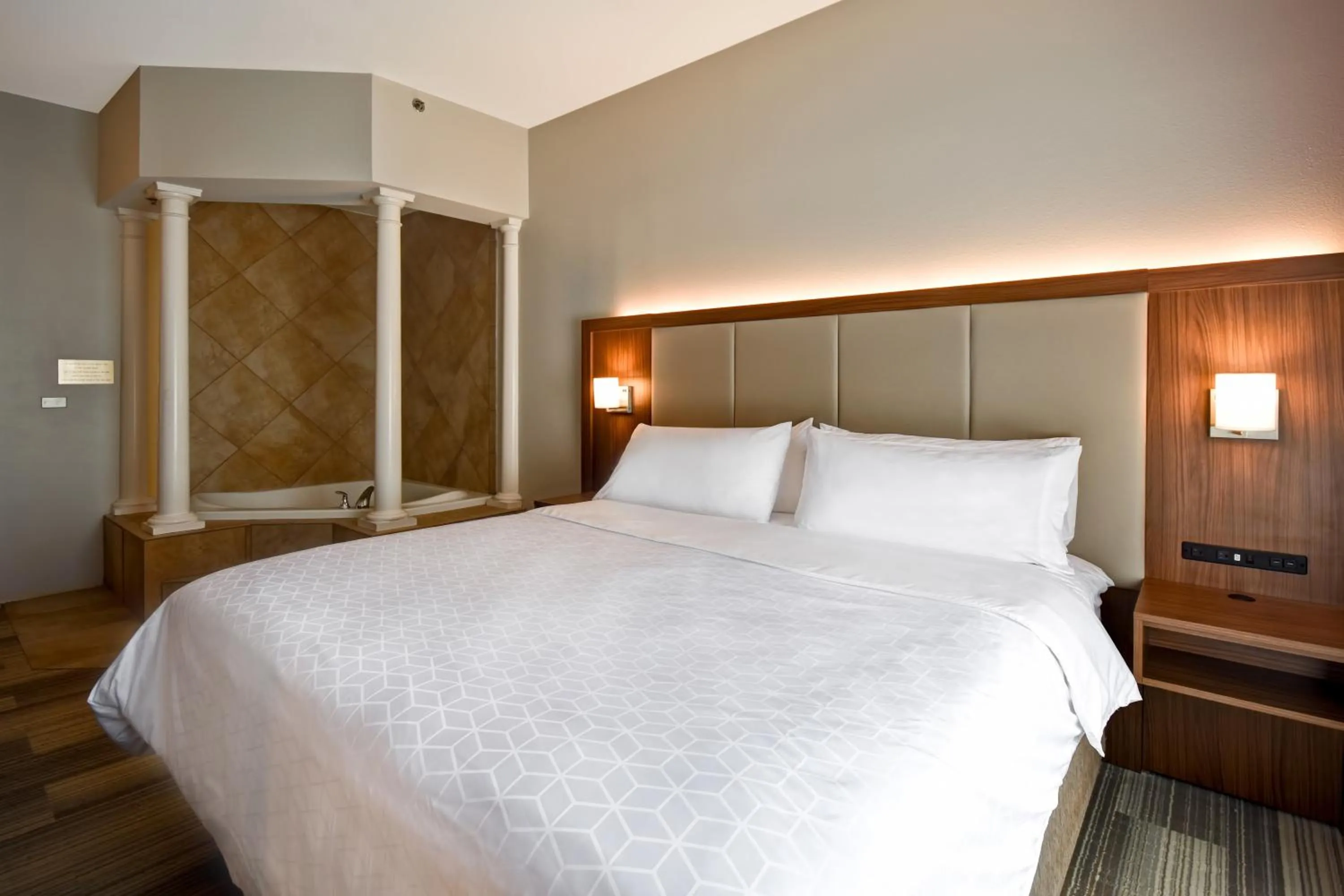 Photo of the whole room, Bed in Holiday Inn Express & Suites Schererville by IHG