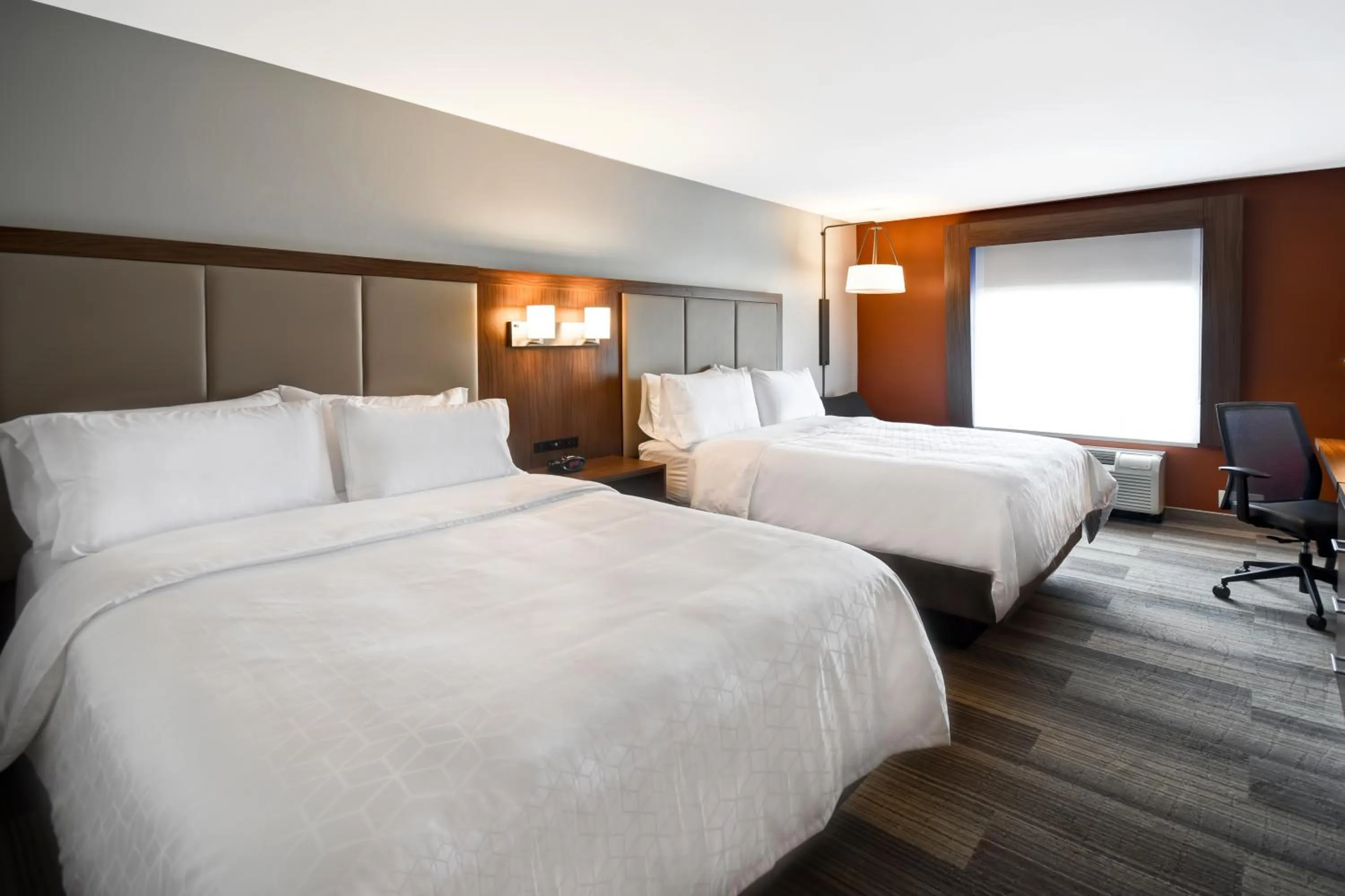Bed in Holiday Inn Express & Suites Schererville by IHG