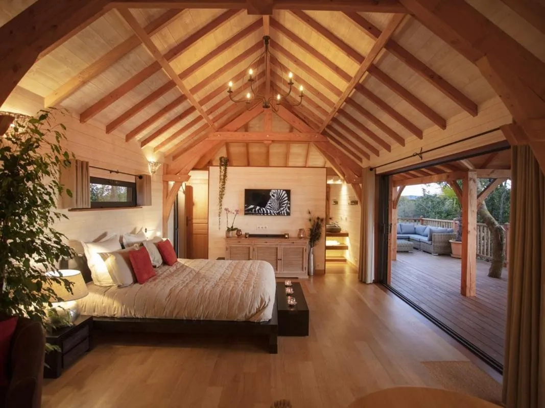 Bedroom, Bed in Cabane de Prestige avec Jacuzzi et Sauna privatifs