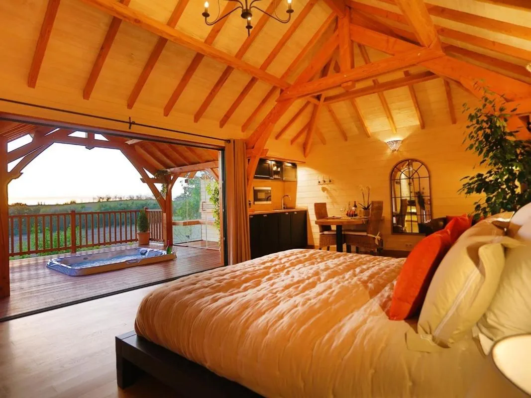 Bedroom in Cabane de Prestige avec Jacuzzi et Sauna privatifs