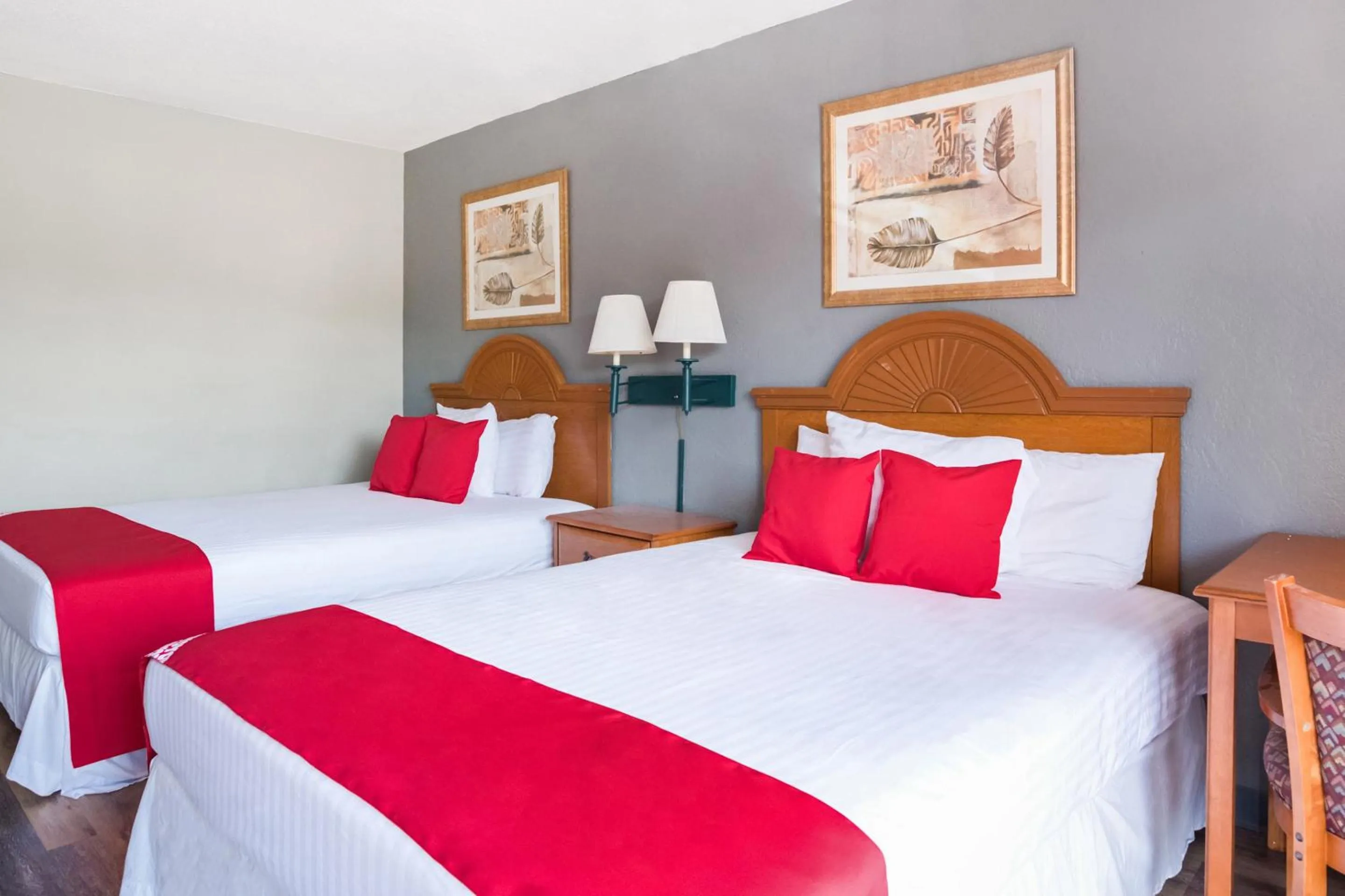 Bedroom, Bed in OYO Hotel Mustang Silver Spring FL