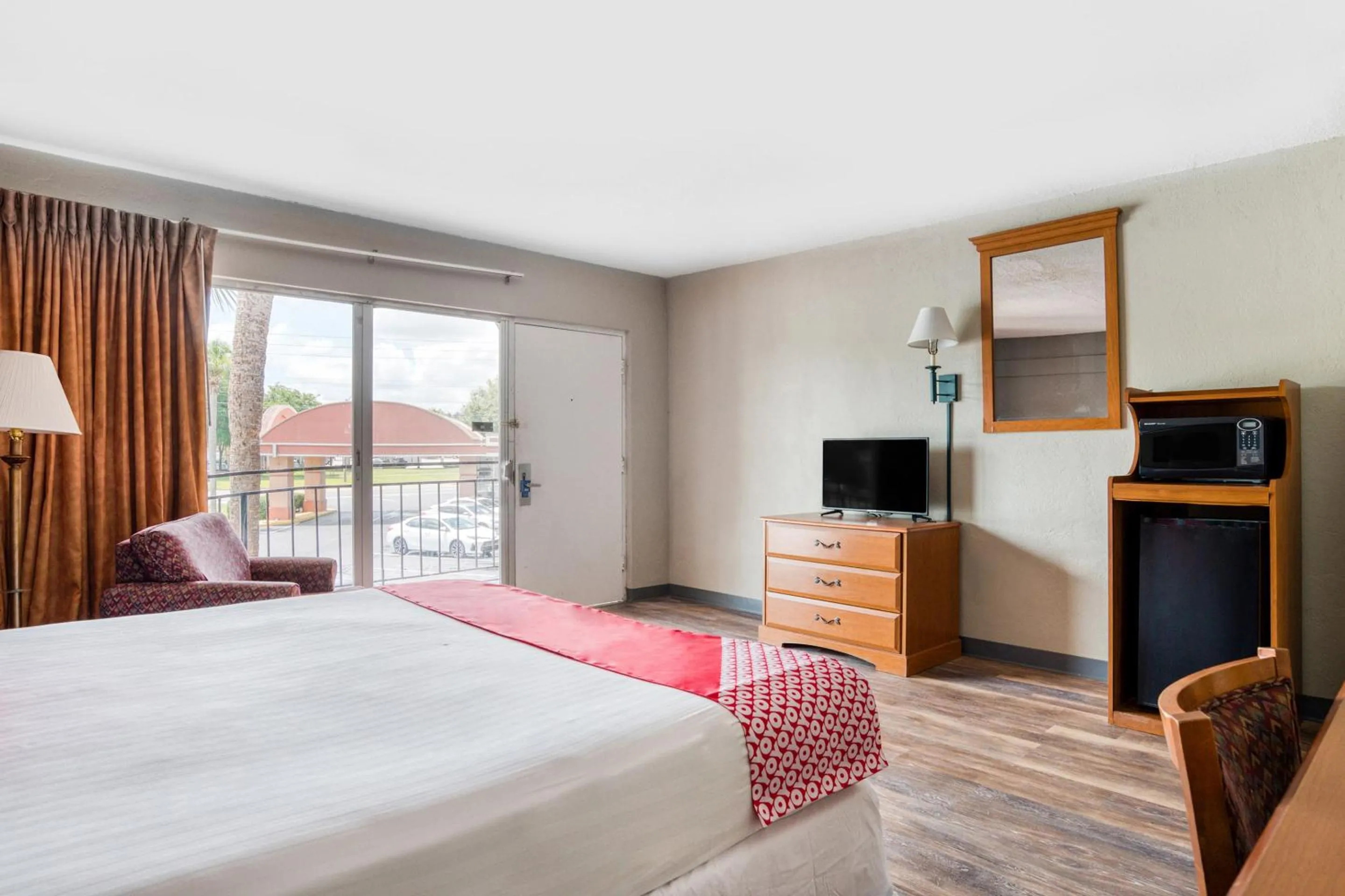 Bedroom, Bed in OYO Hotel Mustang Silver Spring FL