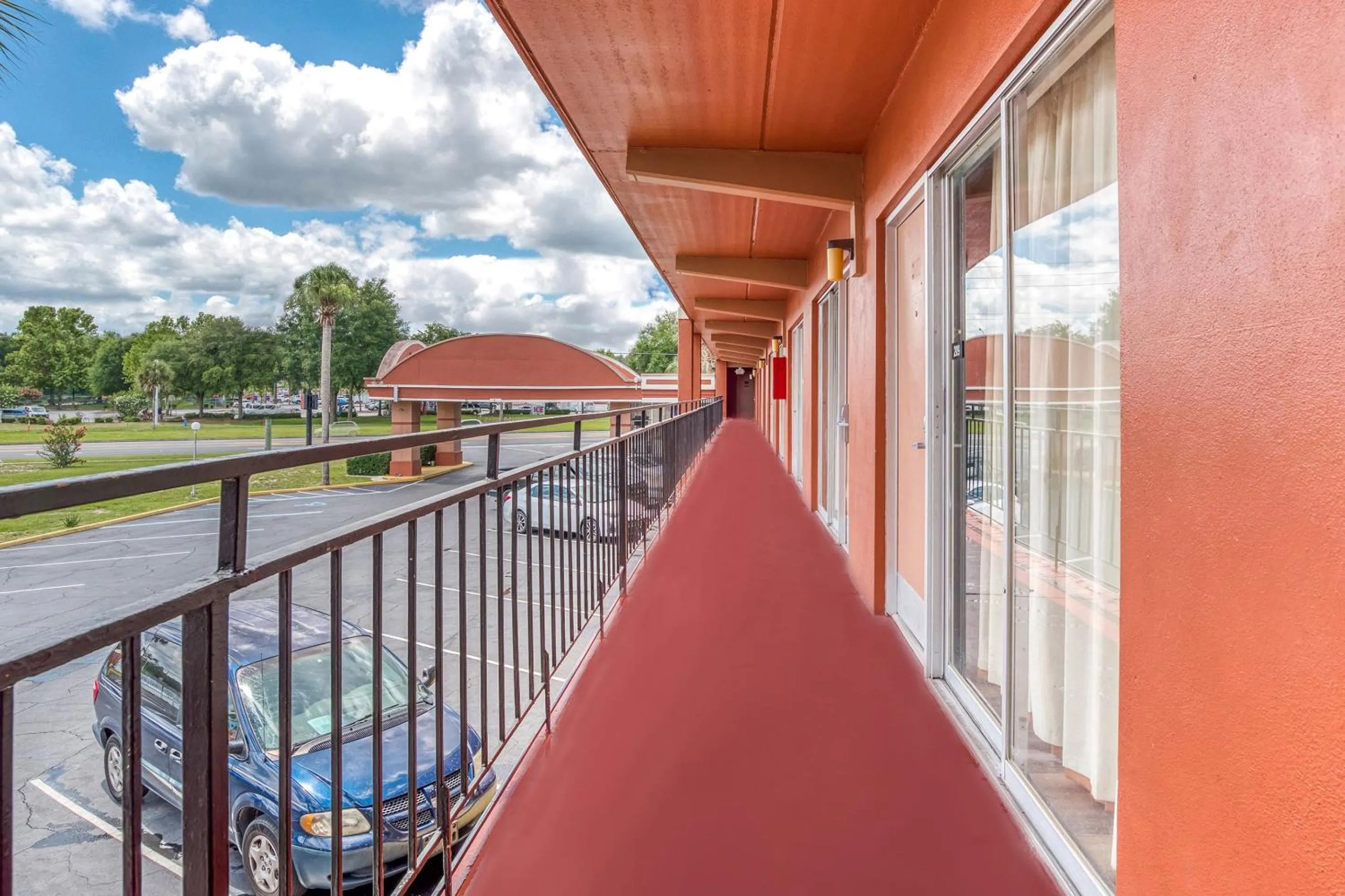 Balcony/Terrace in OYO Hotel Mustang Silver Spring FL