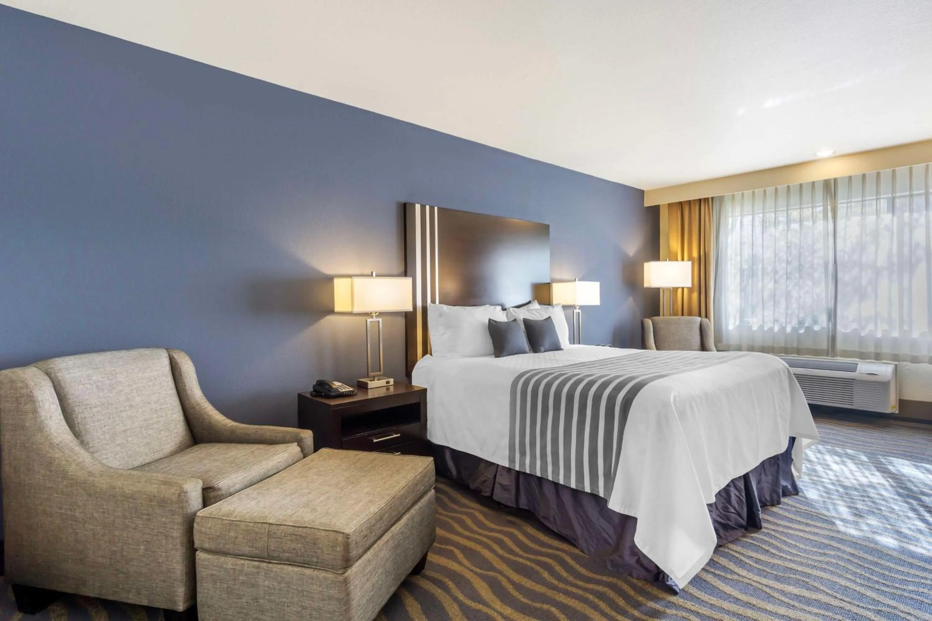 Bedroom, Bed in Best Western Plus Edmonds Harbor Inn