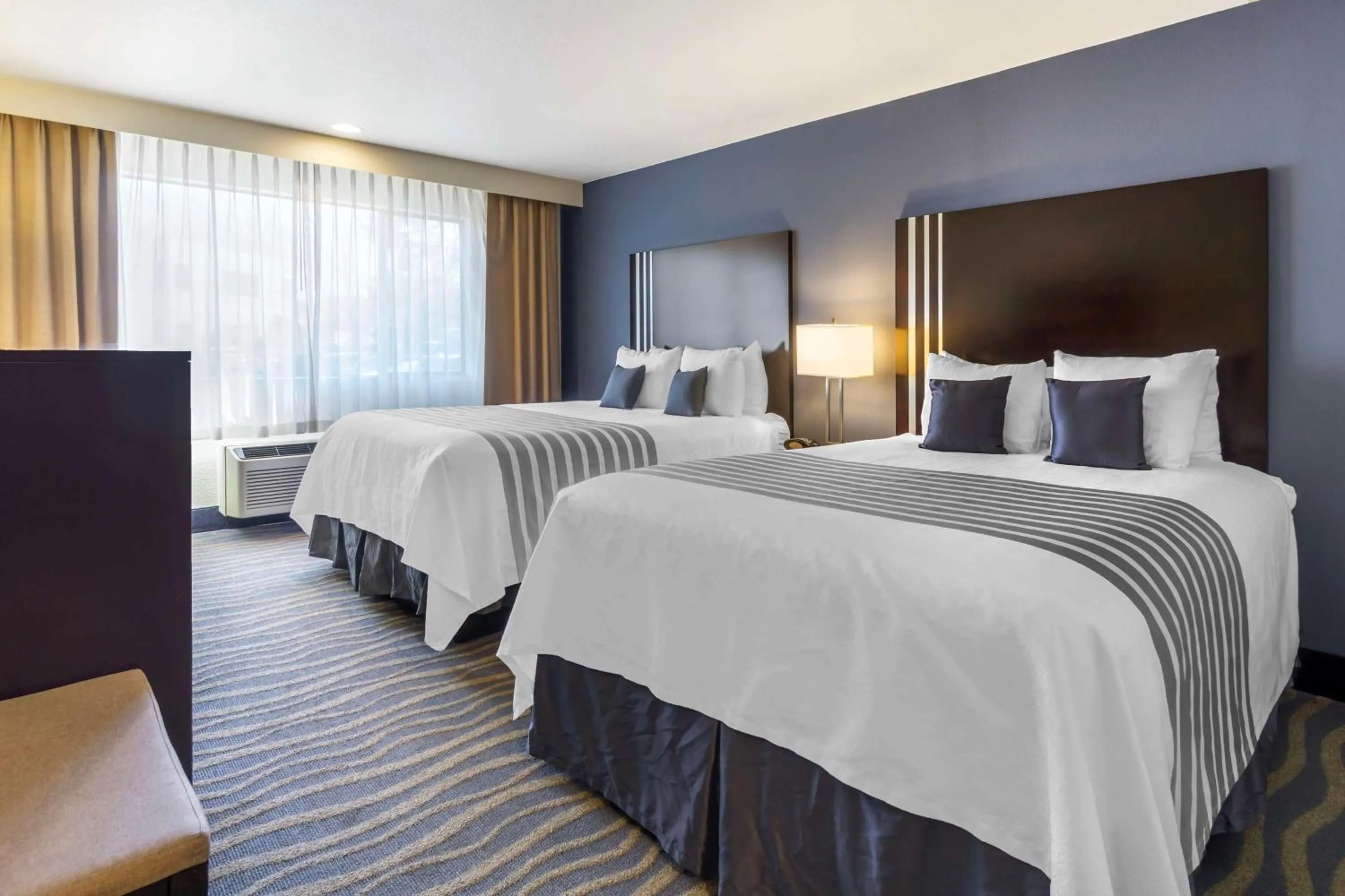 Bedroom, Bed in Best Western Plus Edmonds Harbor Inn