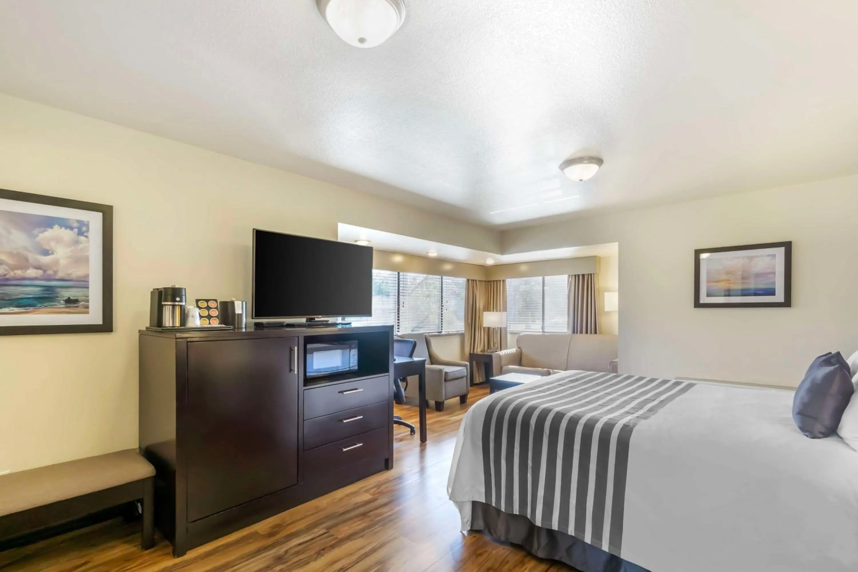 Bedroom, Bed in Best Western Plus Edmonds Harbor Inn