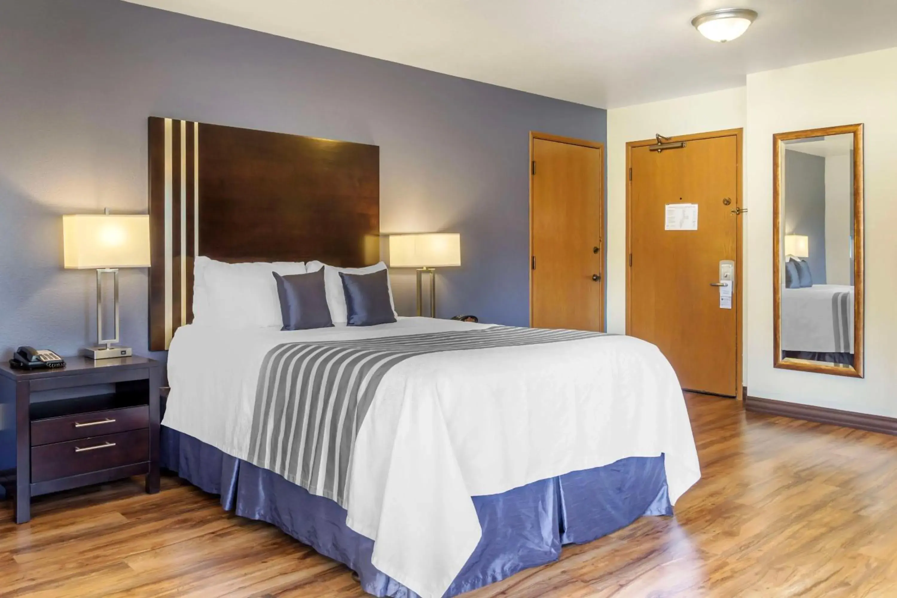 Bedroom, Bed in Best Western Plus Edmonds Harbor Inn Bedroom, Bed in Best Western Plus Edmonds Harbor Inn