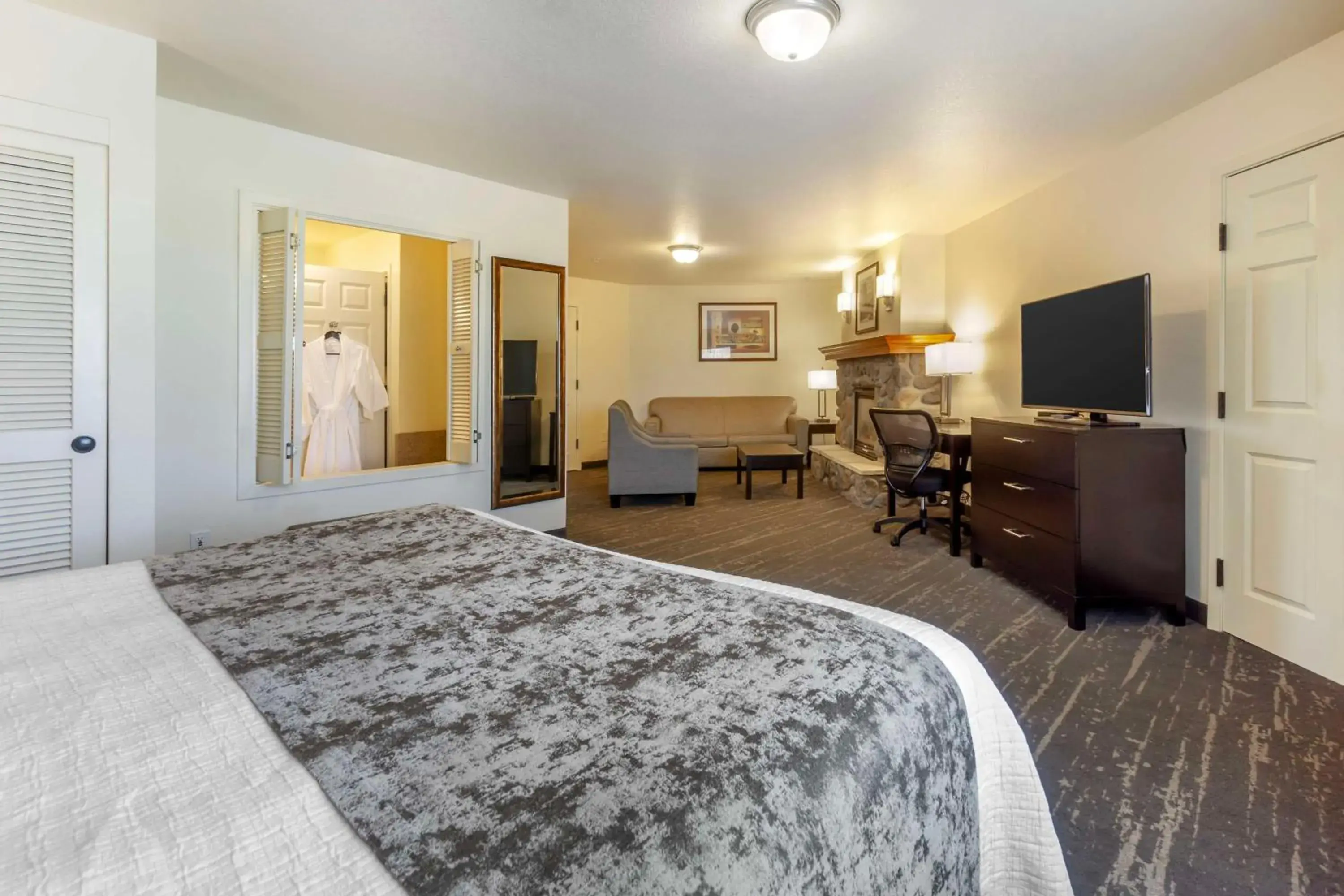 Photo of the whole room, Bed in Best Western Plus Edmonds Harbor Inn Photo of the whole room, Bed in Best Western Plus Edmonds Harbor Inn