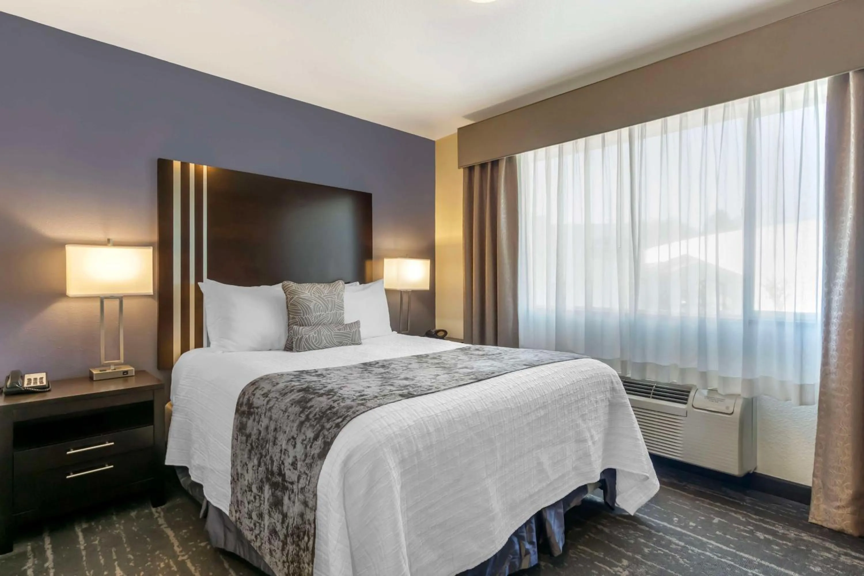 Photo of the whole room, Bed in Best Western Plus Edmonds Harbor Inn