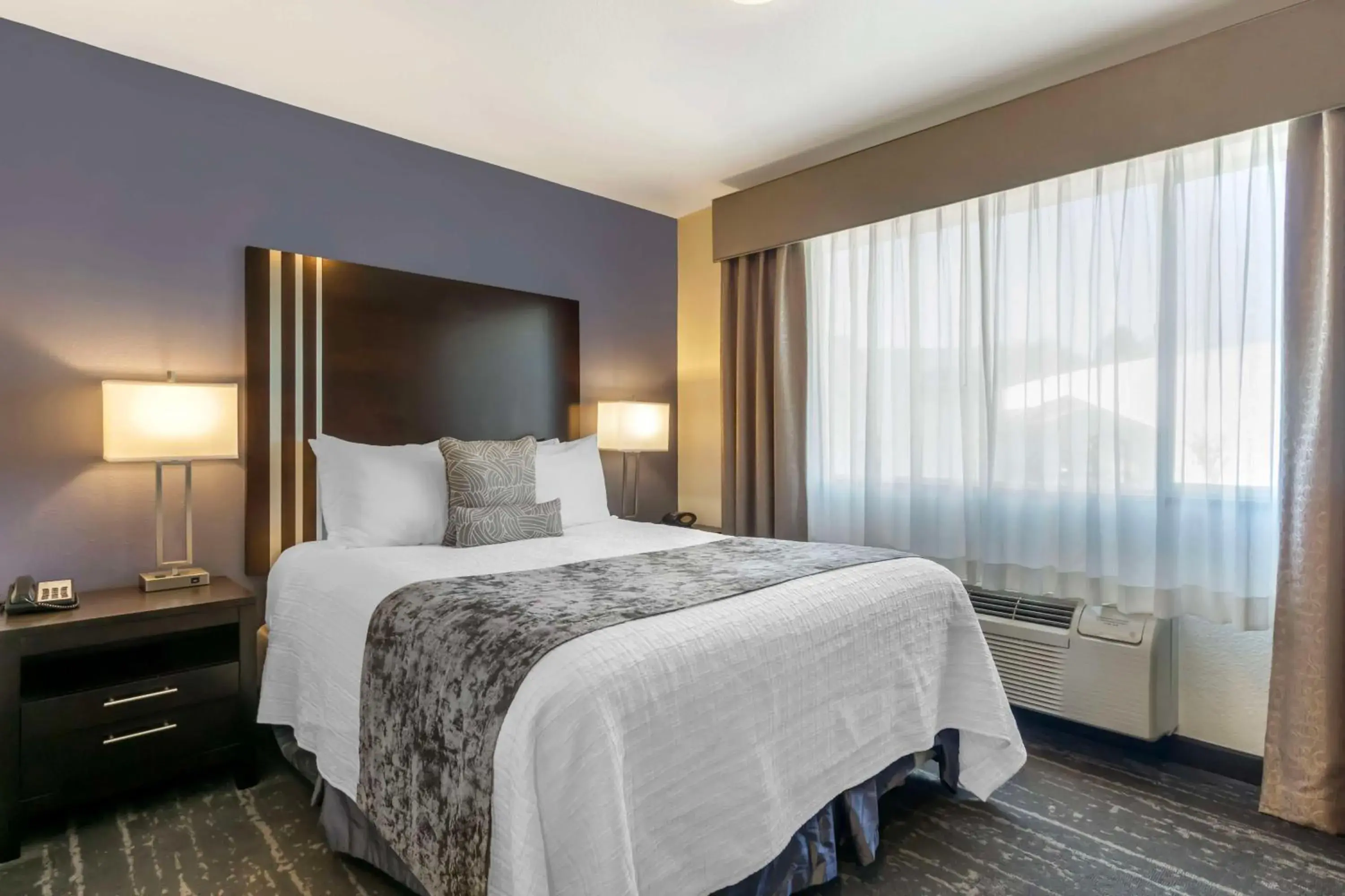 Photo of the whole room, Bed in Best Western Plus Edmonds Harbor Inn Photo of the whole room, Bed in Best Western Plus Edmonds Harbor Inn