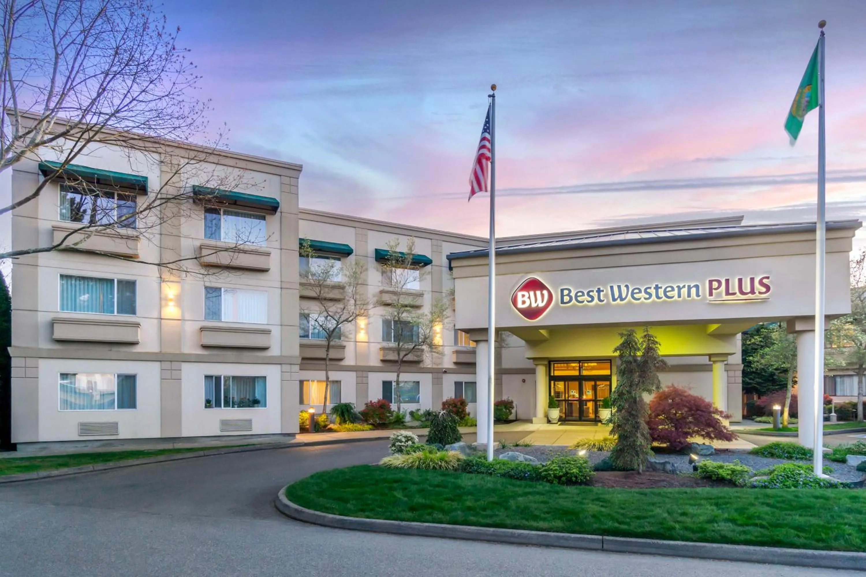 Property building in Best Western Plus Edmonds Harbor Inn