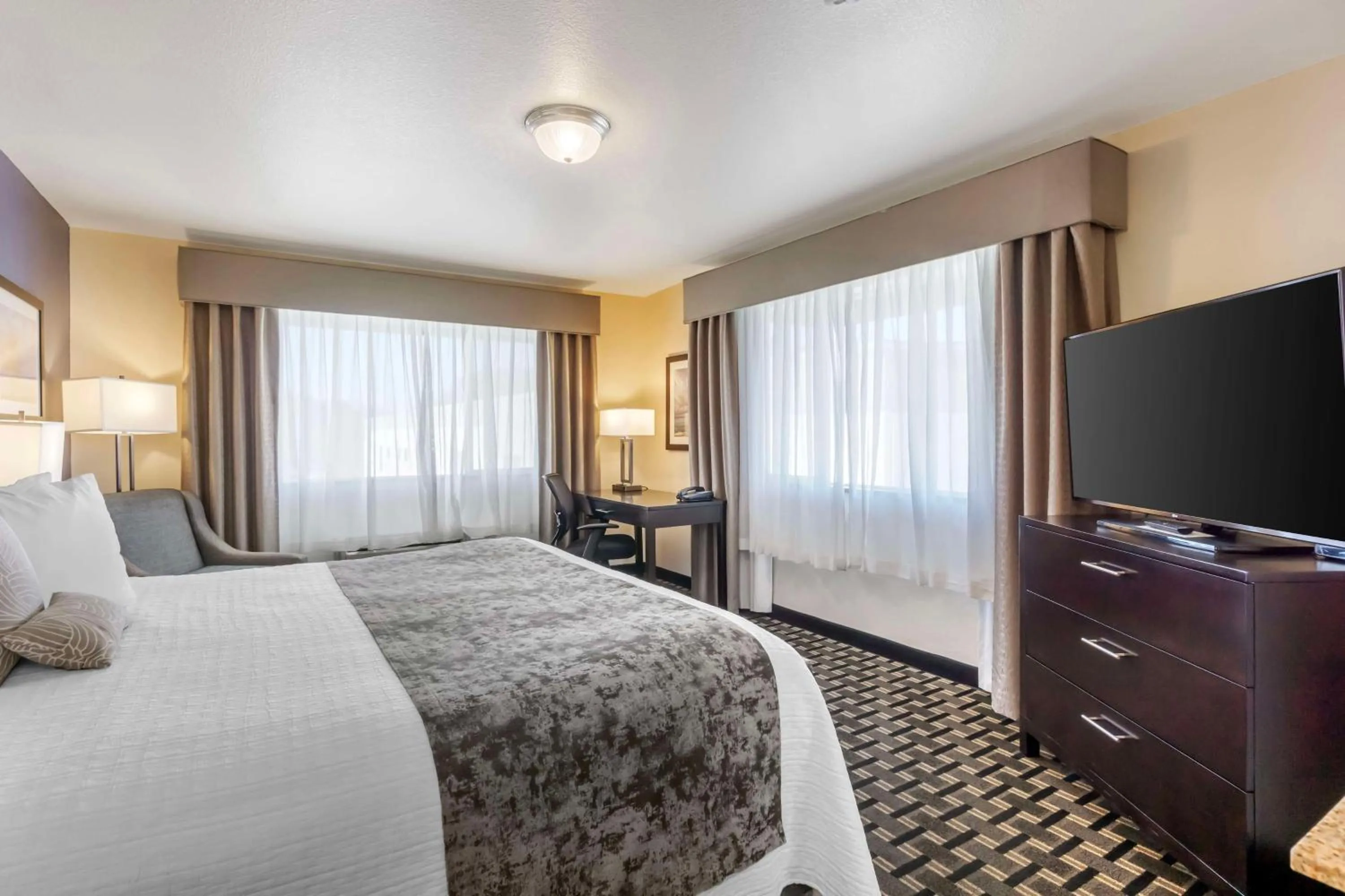 Bedroom, Bed in Best Western Plus Edmonds Harbor Inn