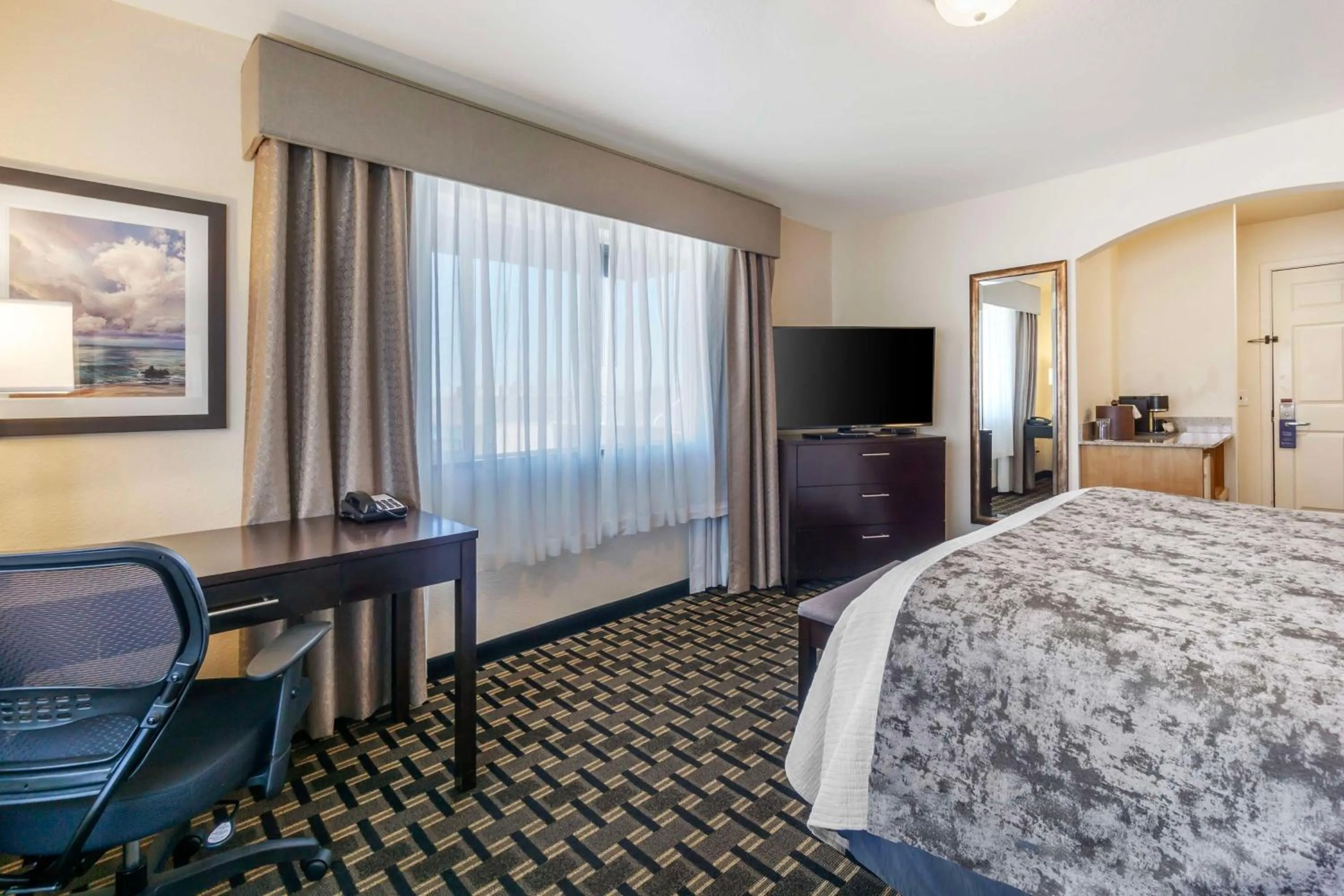 Bedroom, Bed in Best Western Plus Edmonds Harbor Inn