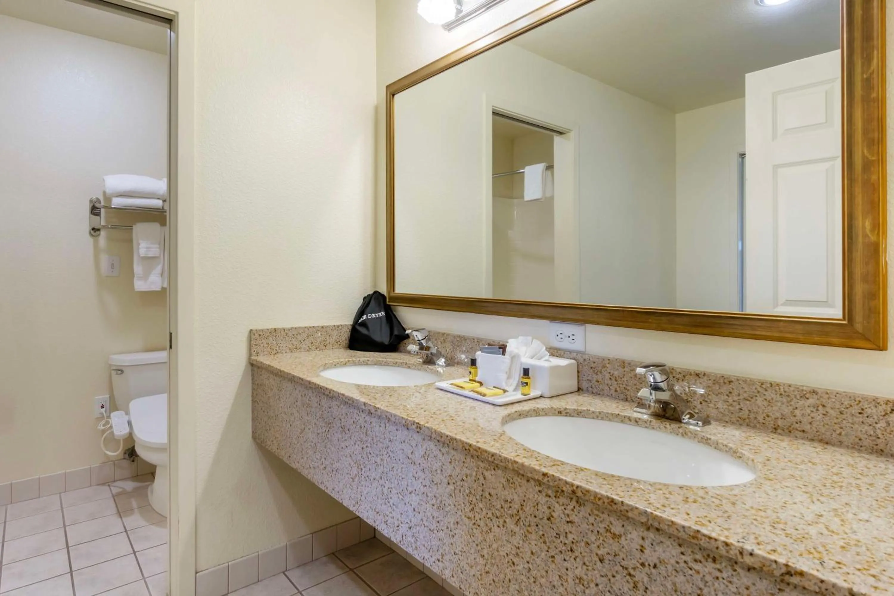 Bedroom in Best Western Plus Edmonds Harbor Inn