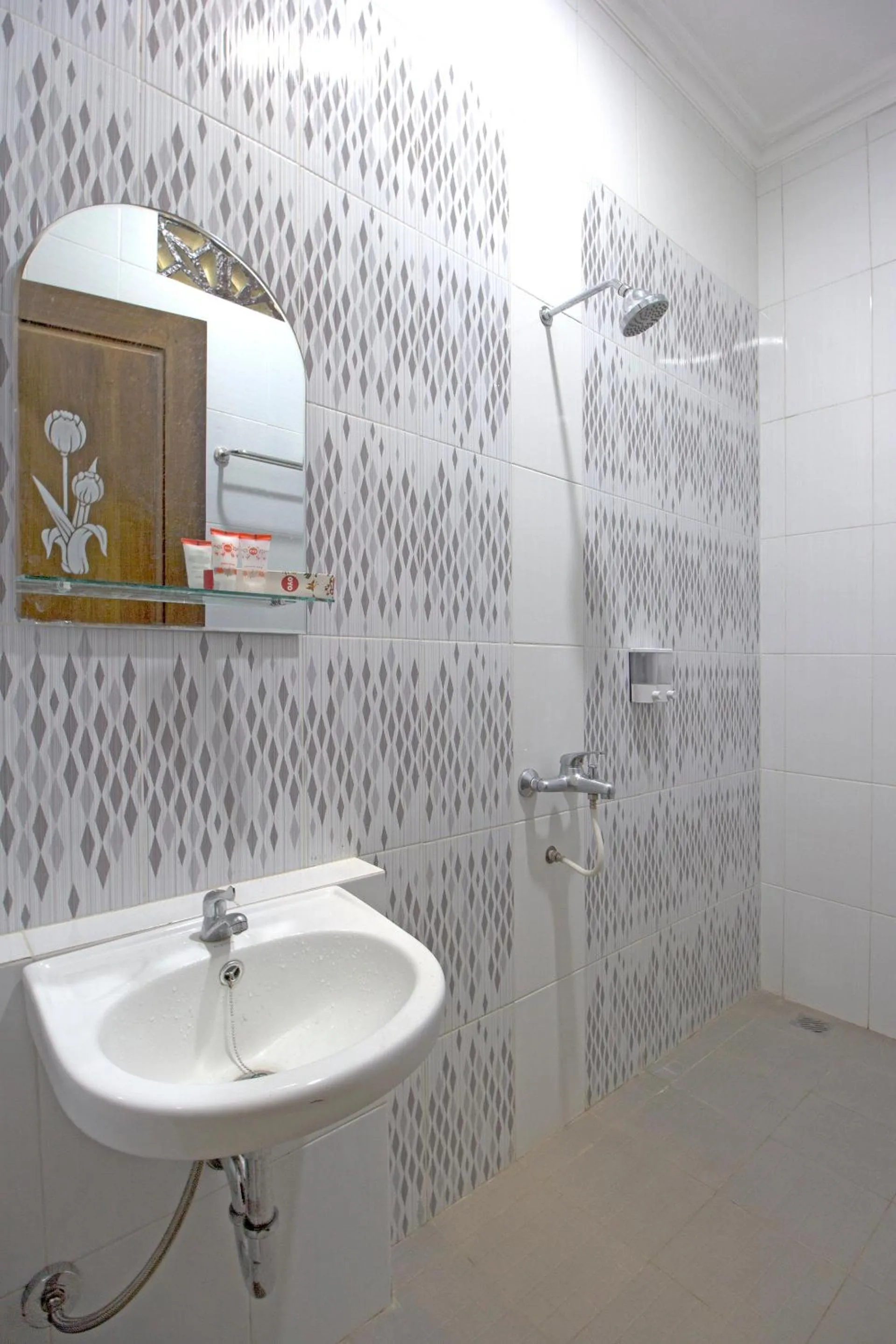 Bathroom in OYO 572 Omah Gedongkuning Syariah Homestay