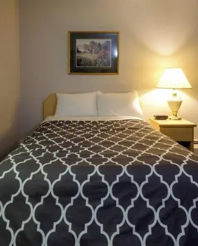 Standard Queen Room - single occupancy in Perfect Inns & Suites Standard Queen Room - single occupancy in Perfect Inns & Suites