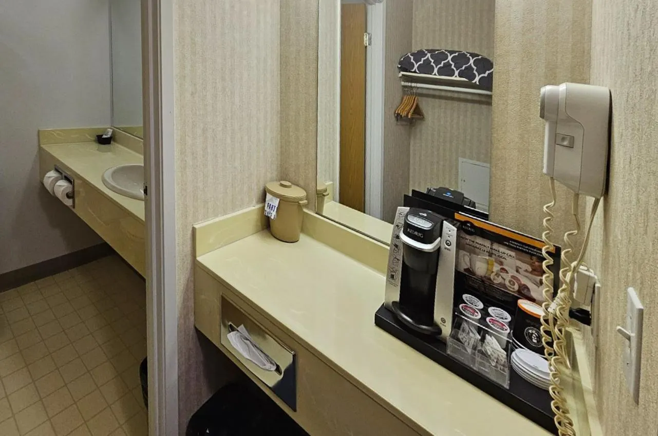 Coffee/tea facilities in Perfect Inns & Suites