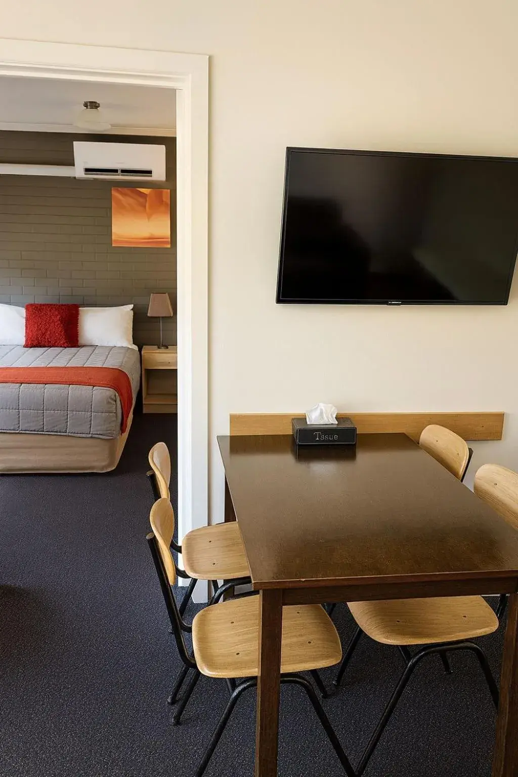 Dining area, Bed in Motel Traralgon Dining area, Bed in Motel Traralgon