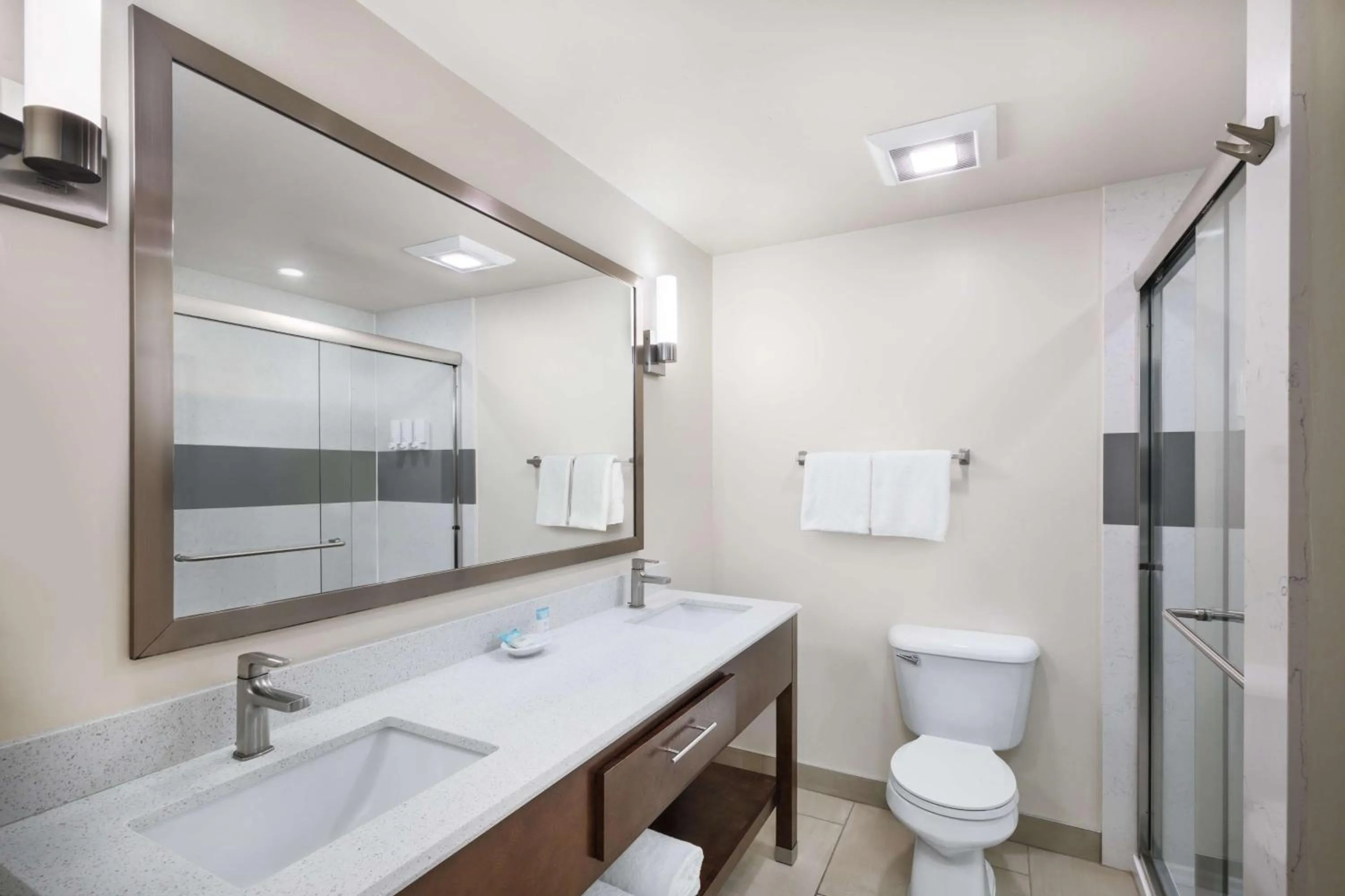 Bathroom in La Cuesta Inn, BW Signature Collection