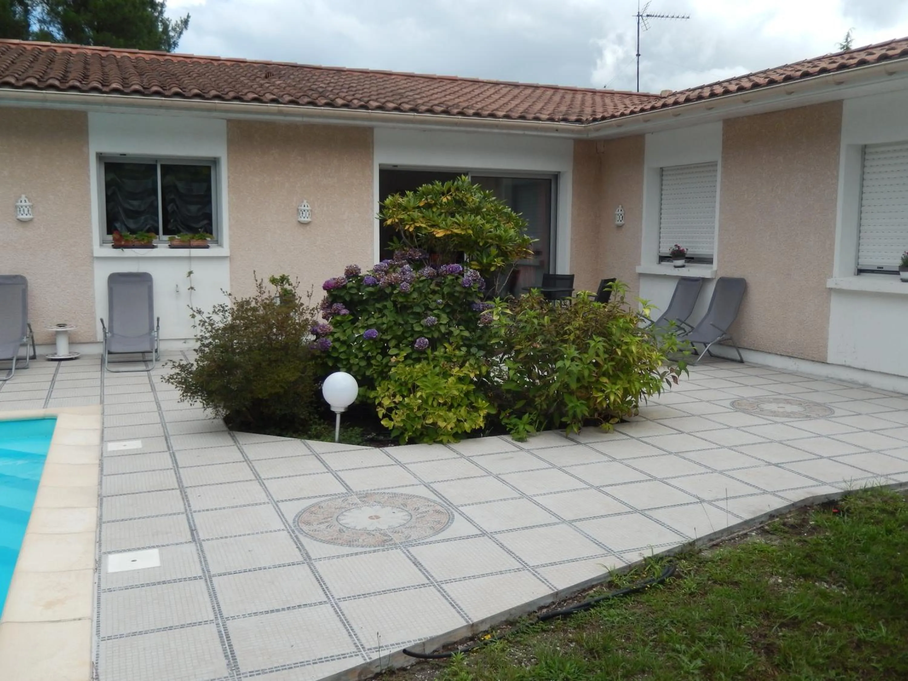 Property building in Villa De Guénifey