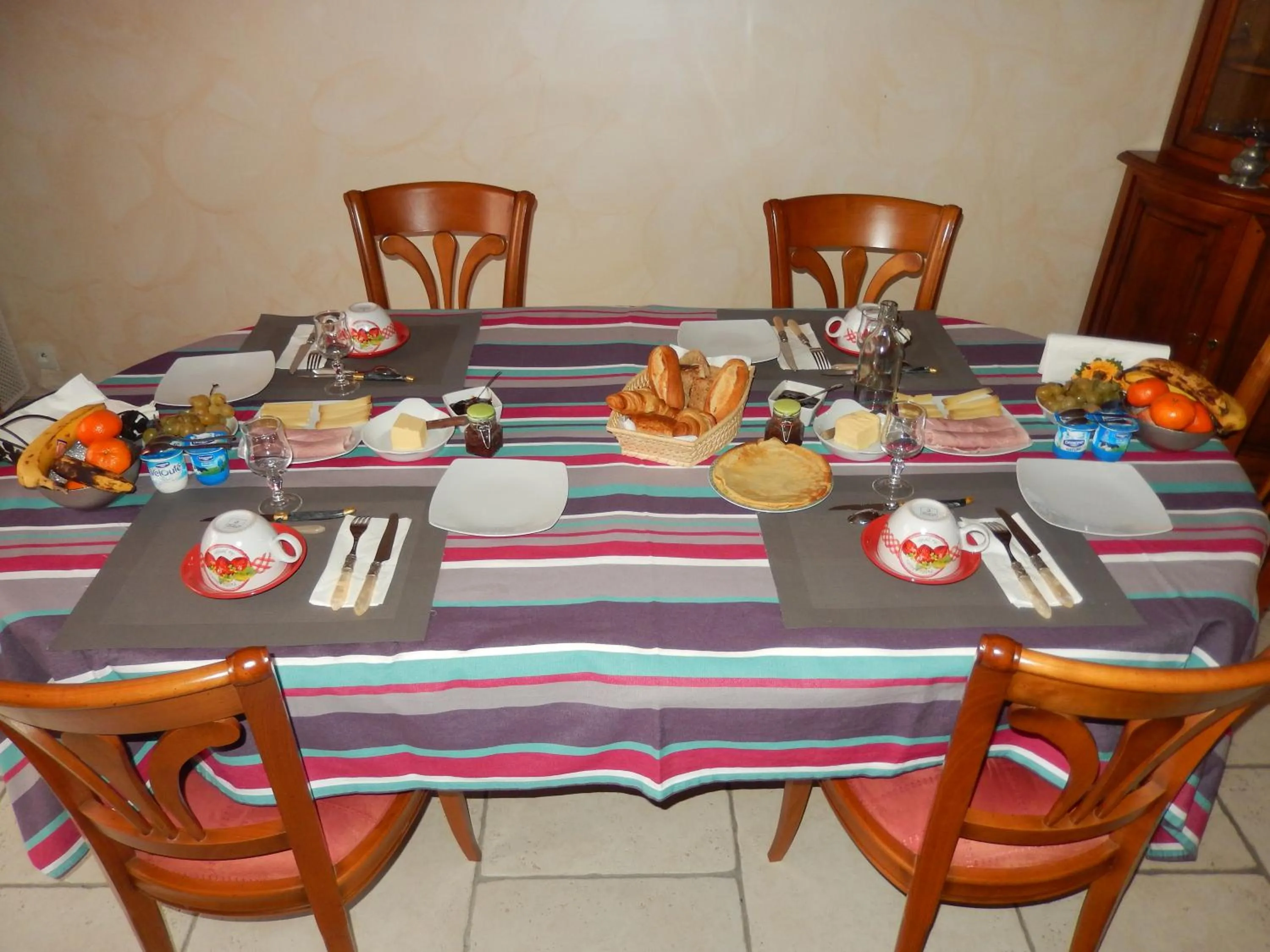 Dining area in Villa De Guénifey