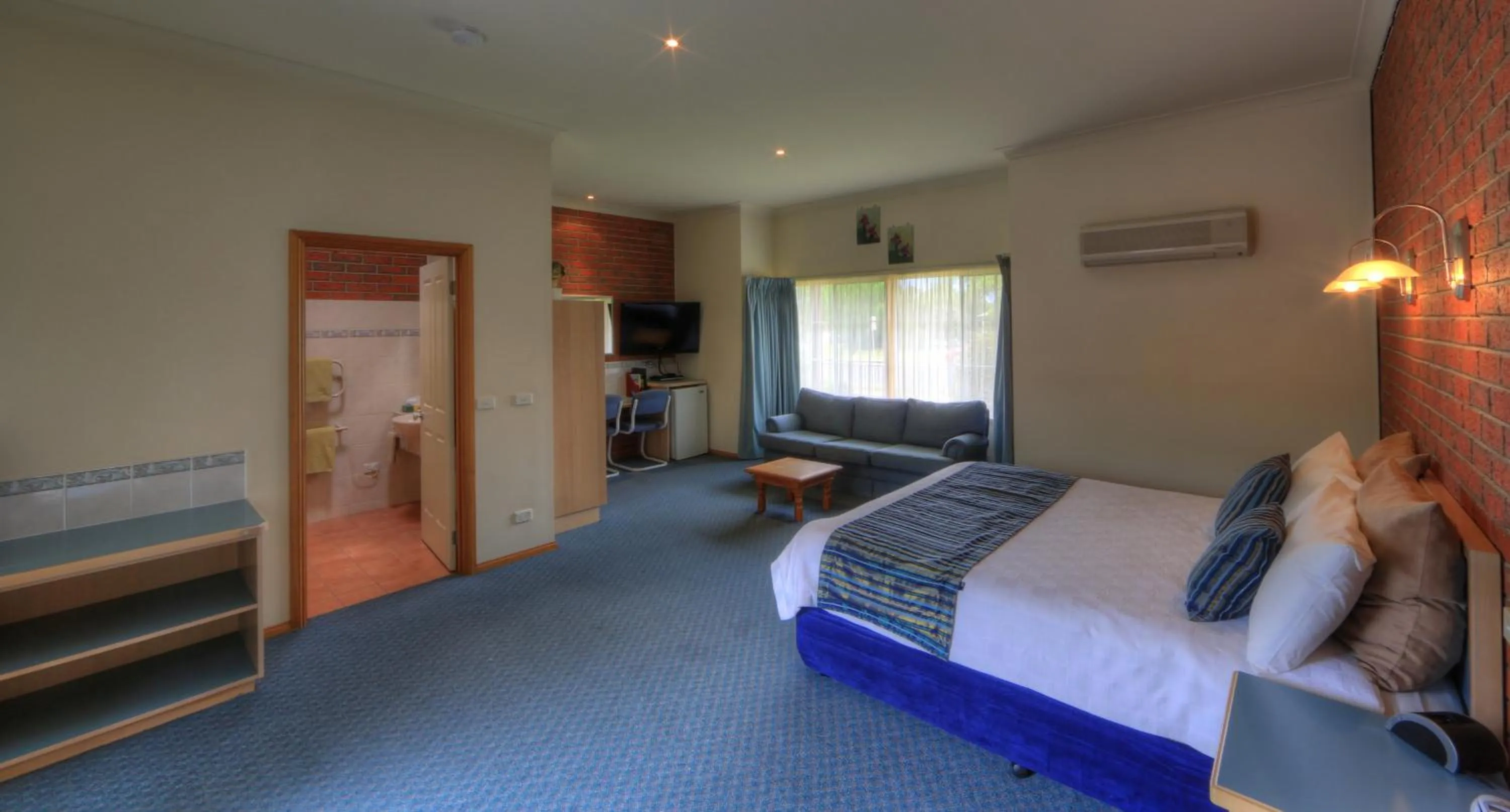 Photo of the whole room, Bed in Bairnsdale Tanjil Motor Inn