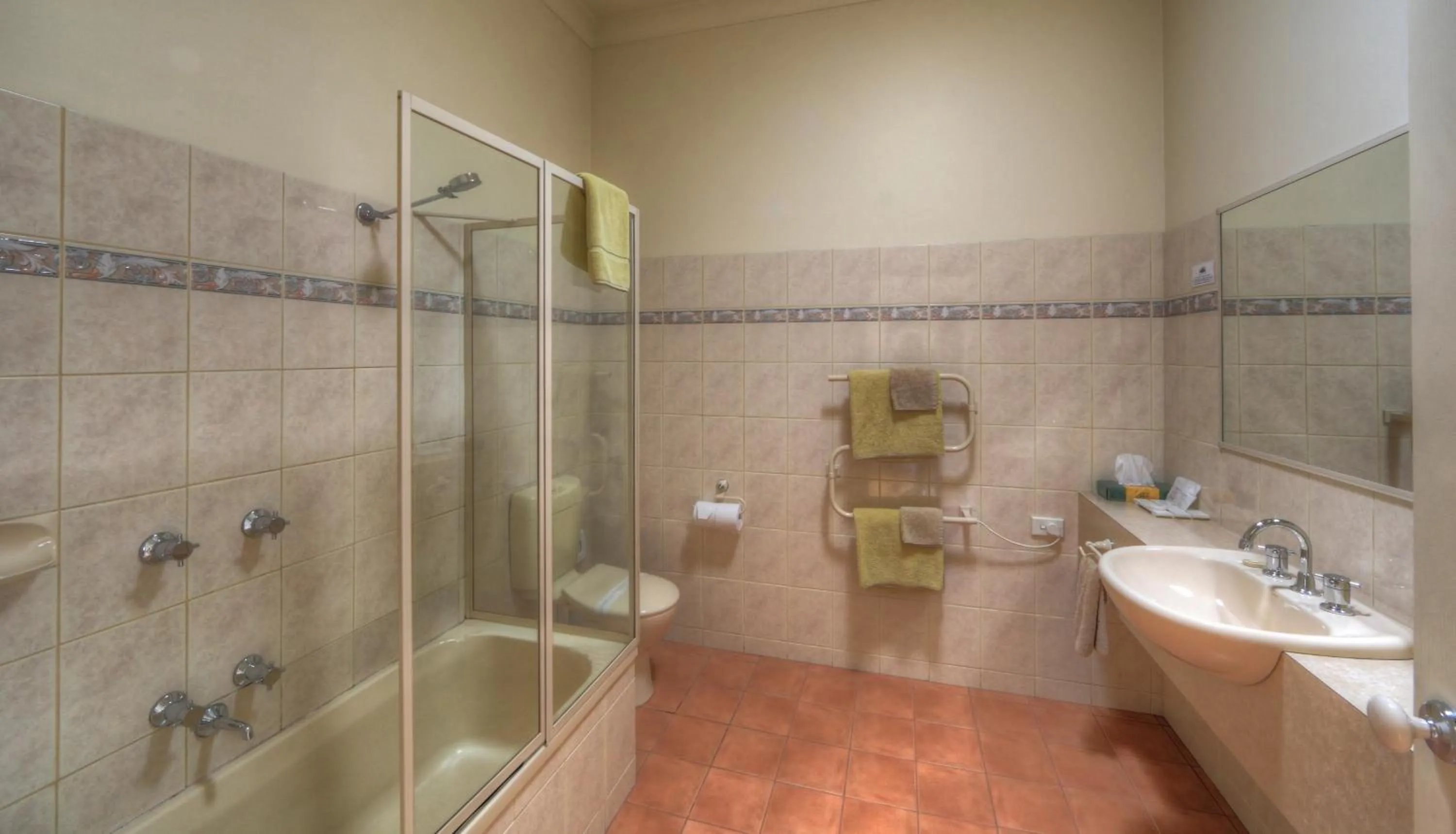 Bathroom in Bairnsdale Tanjil Motor Inn