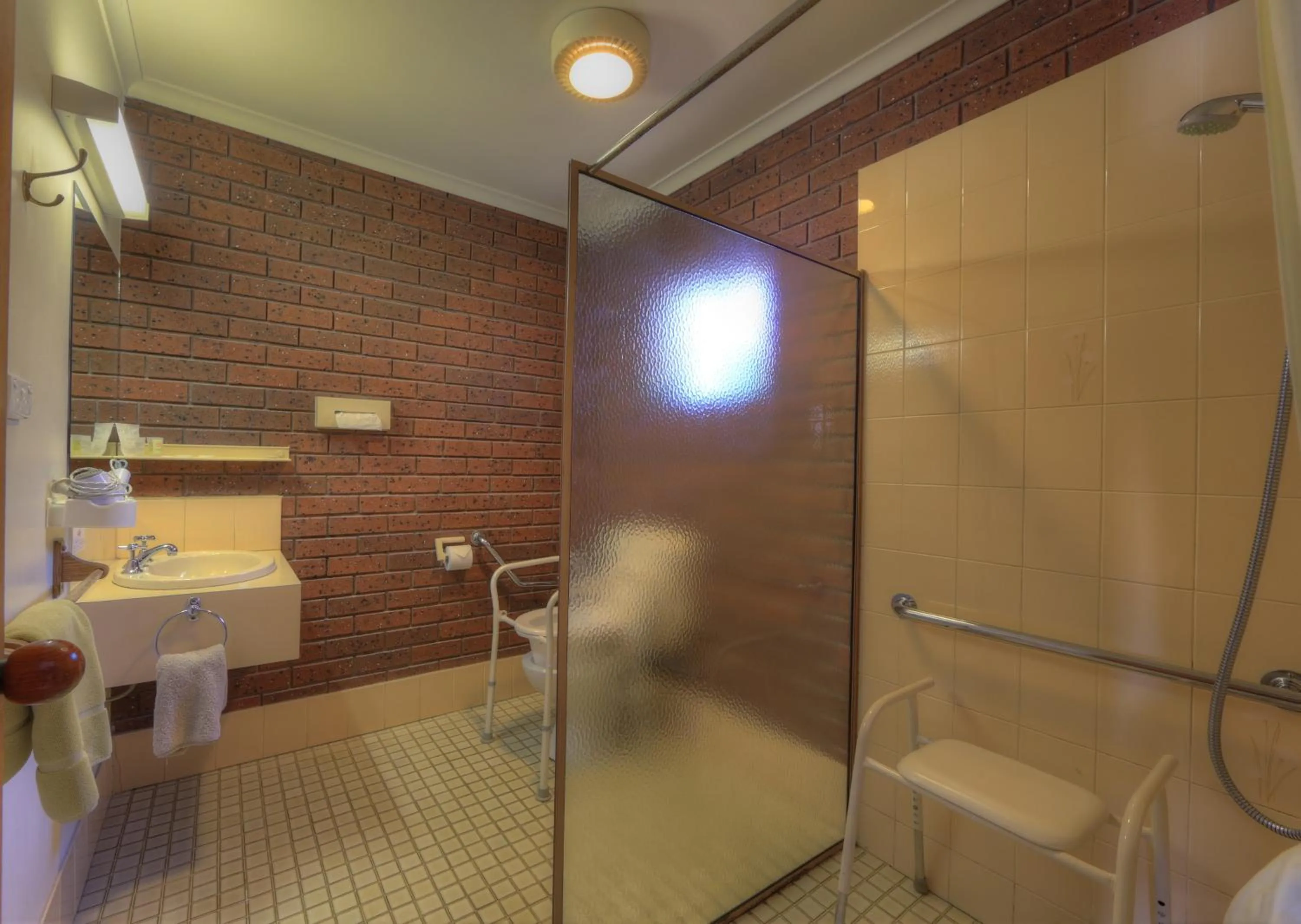 Bathroom in Bairnsdale Tanjil Motor Inn