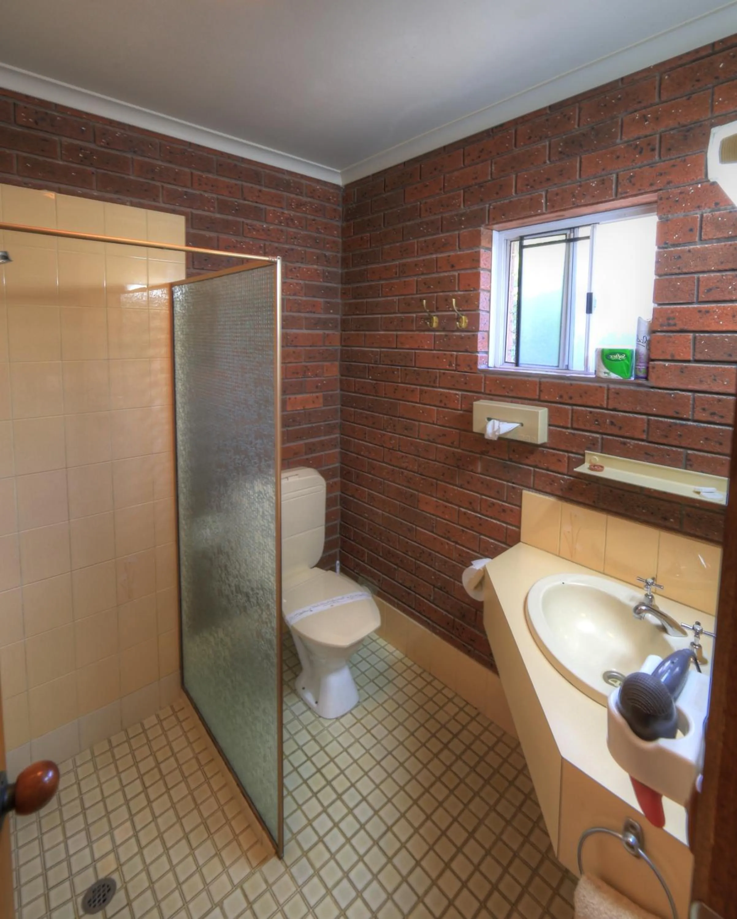 Bathroom in Bairnsdale Tanjil Motor Inn