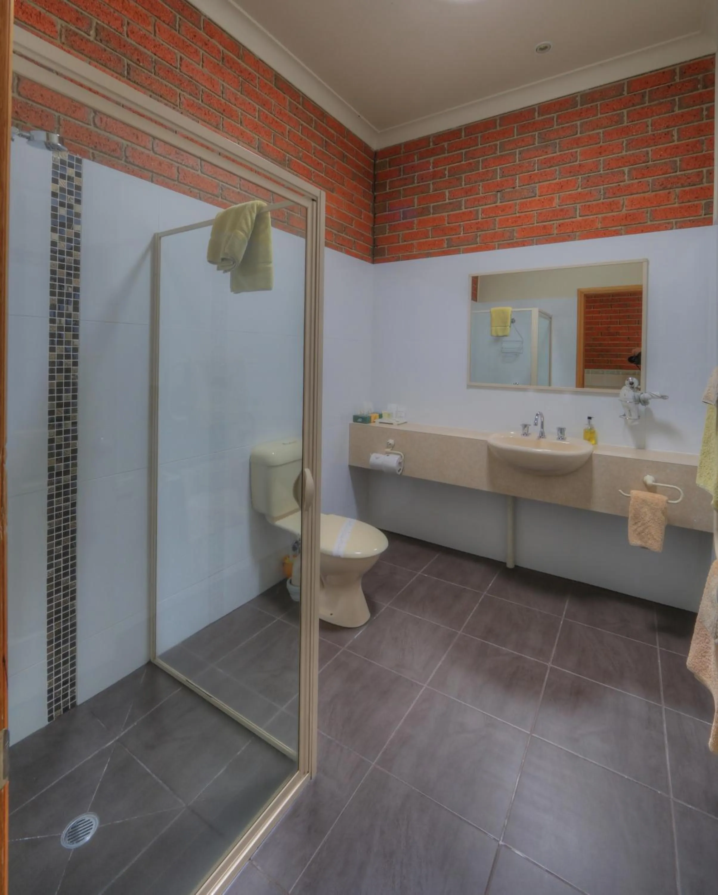 Bathroom in Bairnsdale Tanjil Motor Inn