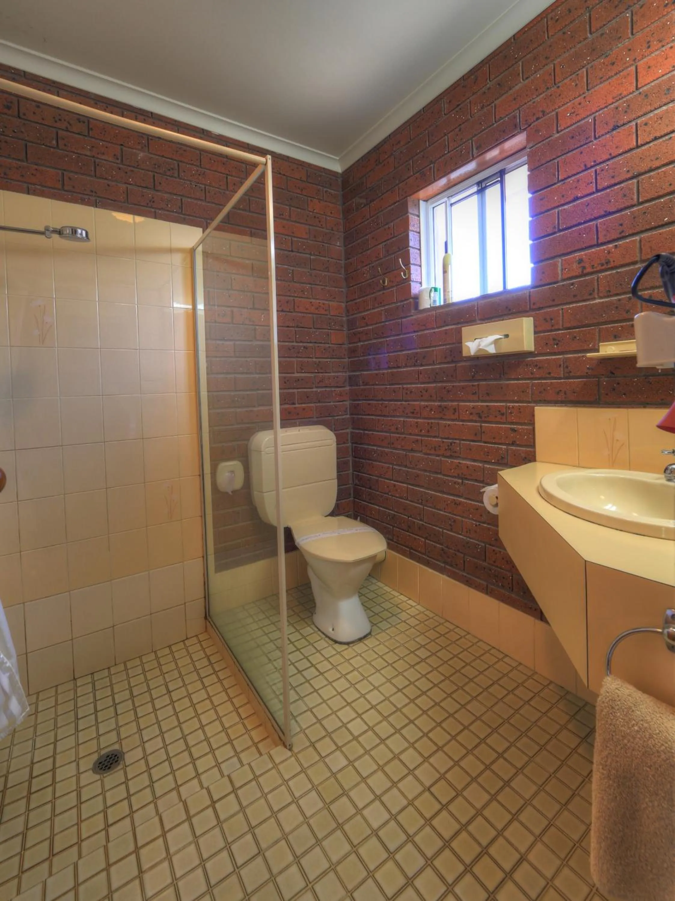 Bathroom in Bairnsdale Tanjil Motor Inn