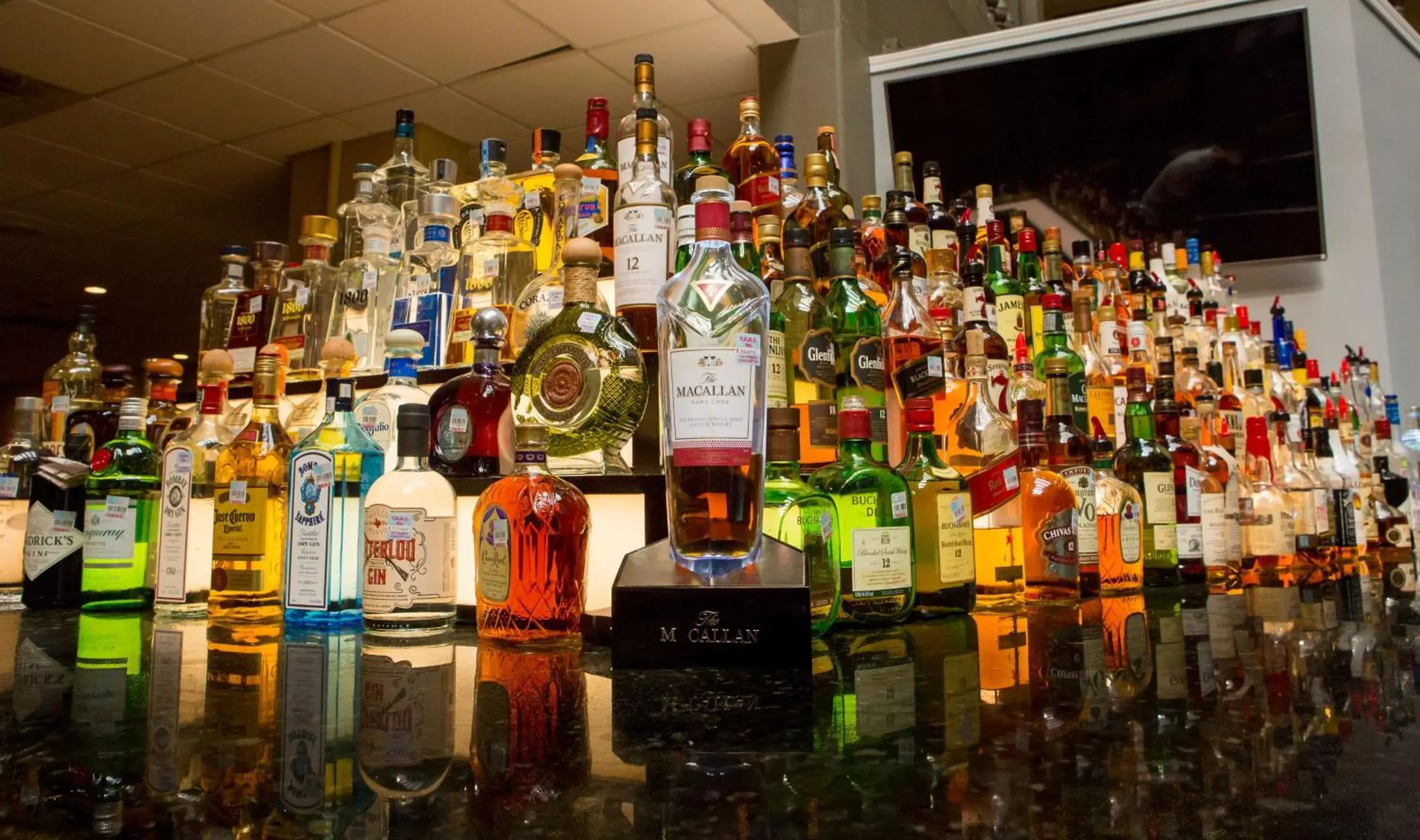Lounge or bar in Doubletree by Hilton McAllen Lounge or bar in Doubletree by Hilton McAllen