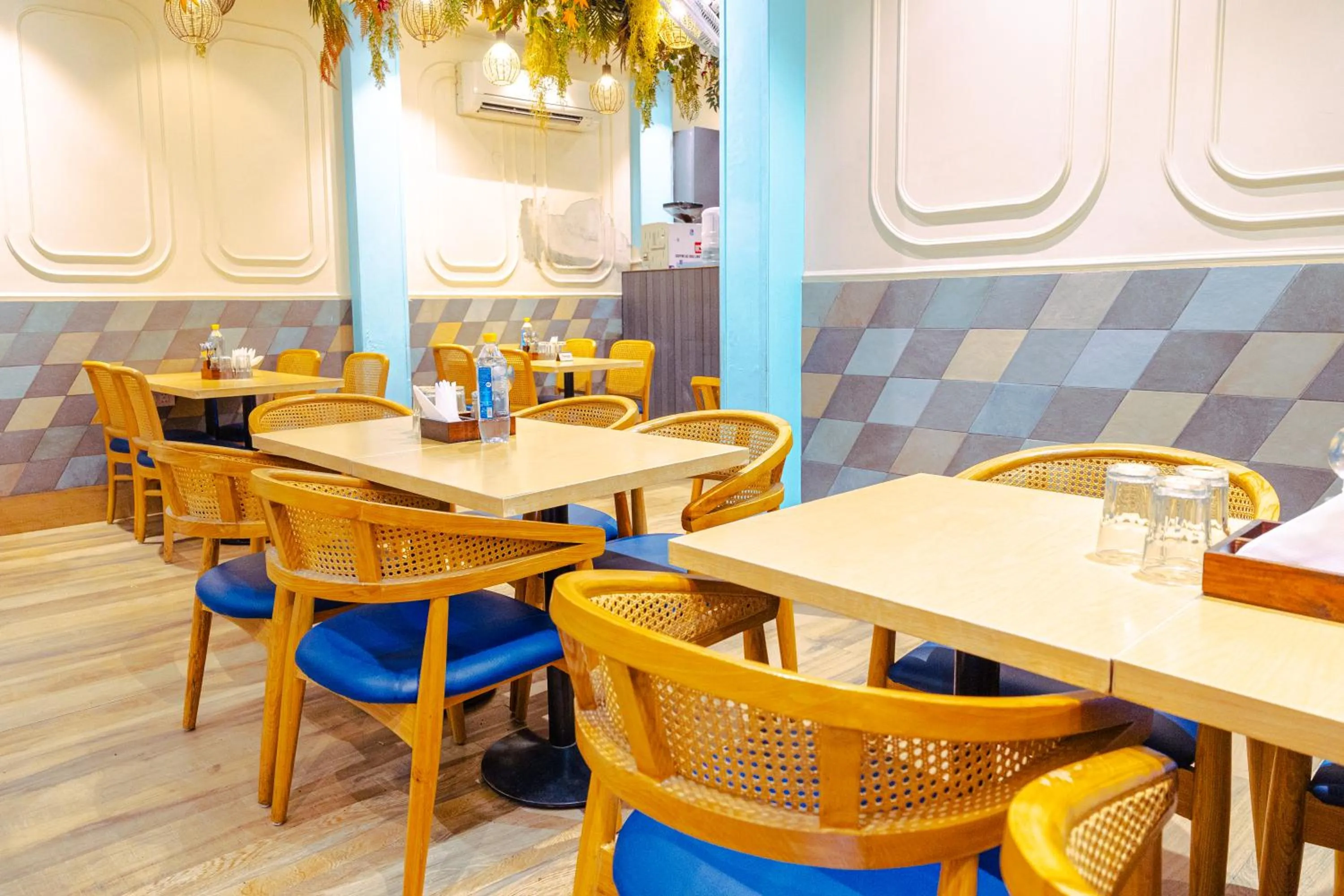 Restaurant/places to eat in Rupam Hotel